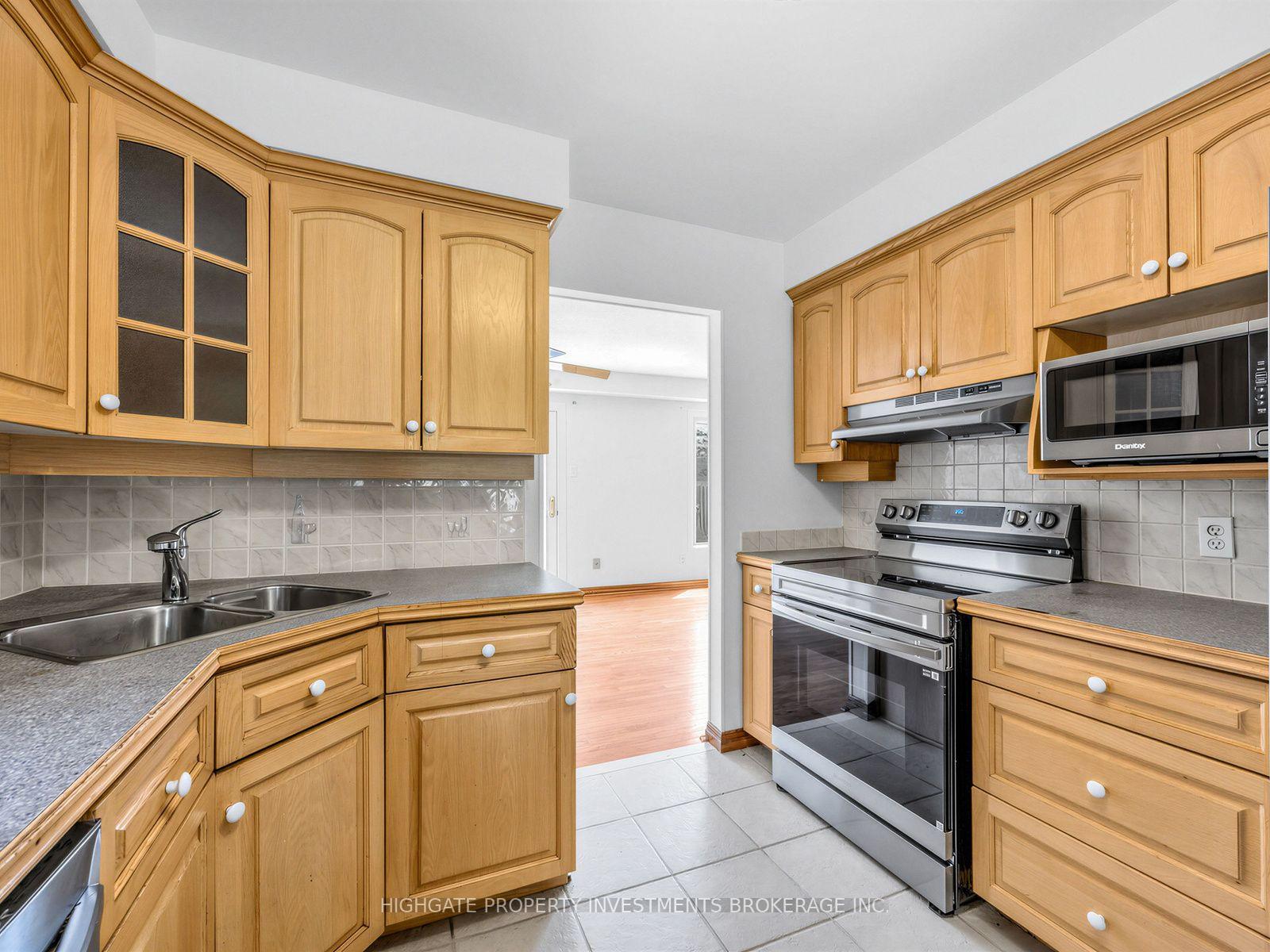 Photo 8 of 739 Edgewood Road, Pickering, Amberlea — HOMEH