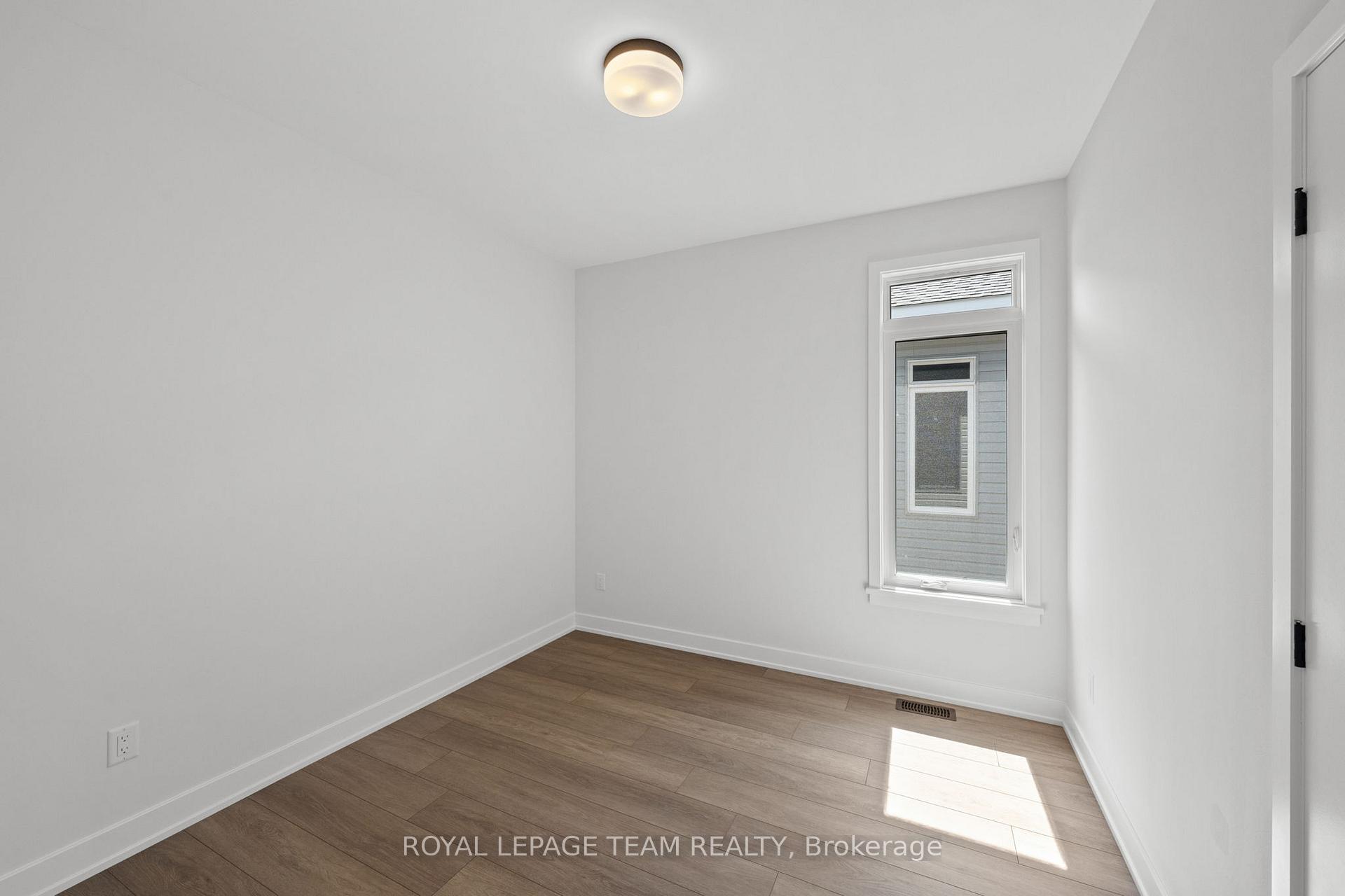 Photo 25 of 1094 Moore Street, Brockville, Brockville — HOMEH