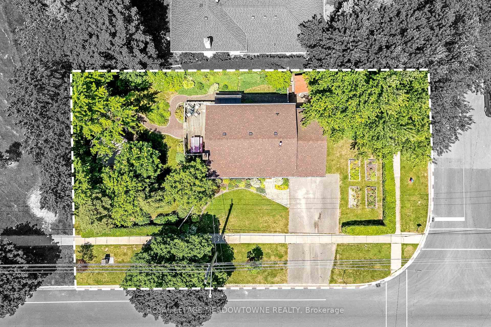Photo 2 of 377 Delrex Boulevard, Halton Hills, Georgetown — HOMEH