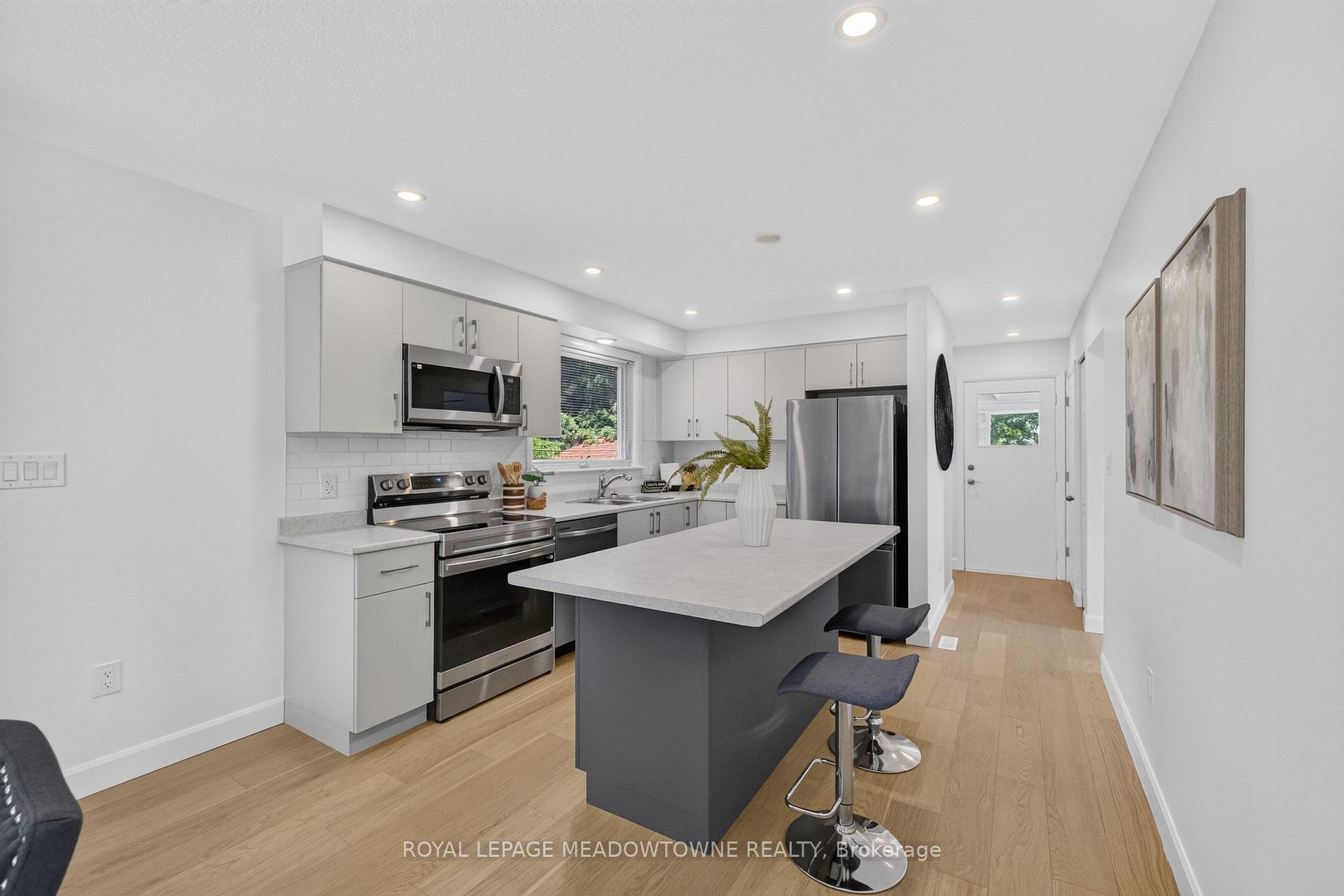 Photo 7 of 377 Delrex Boulevard, Halton Hills, Georgetown — HOMEH