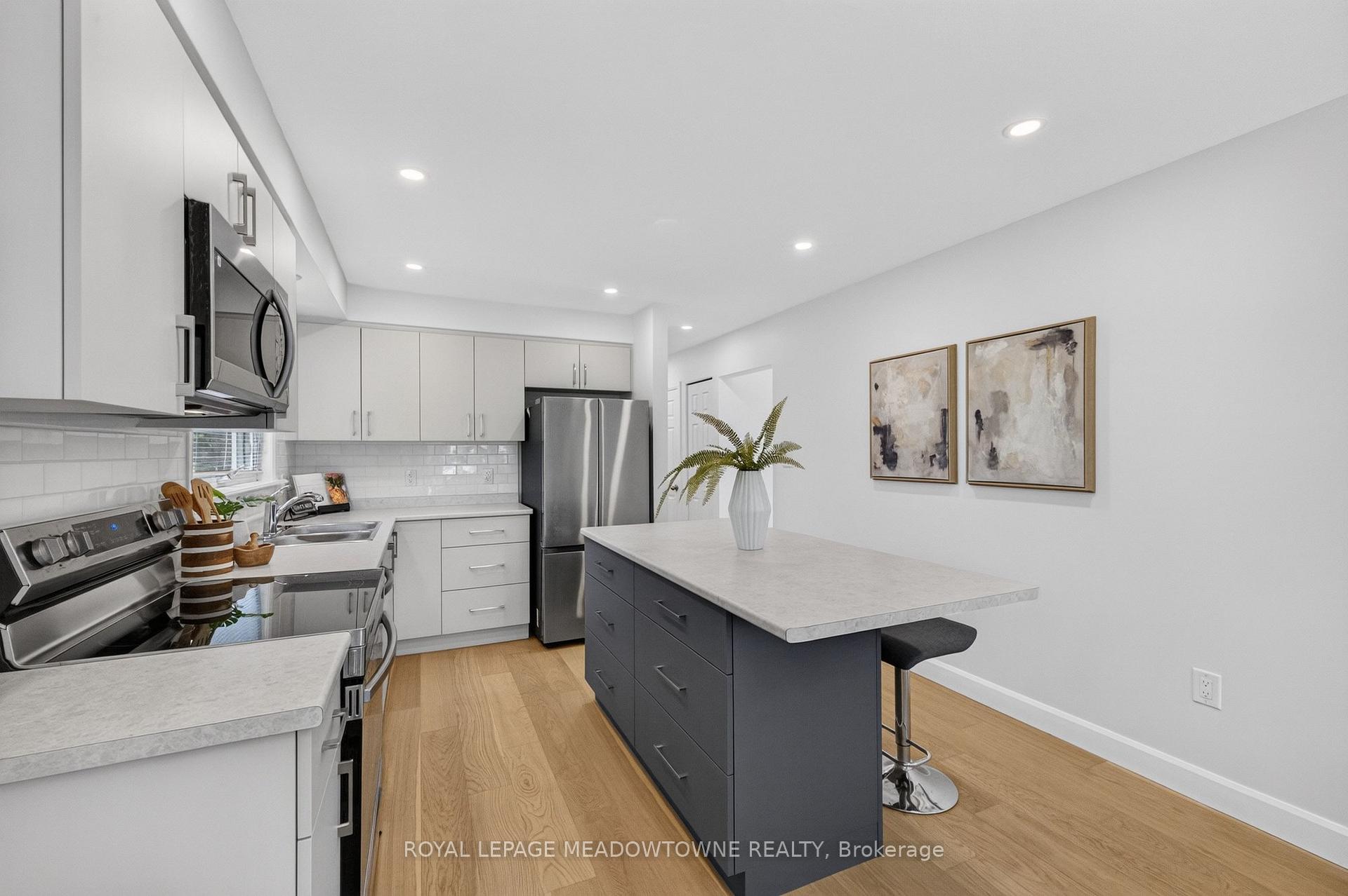 Photo 8 of 377 Delrex Boulevard, Halton Hills, Georgetown — HOMEH