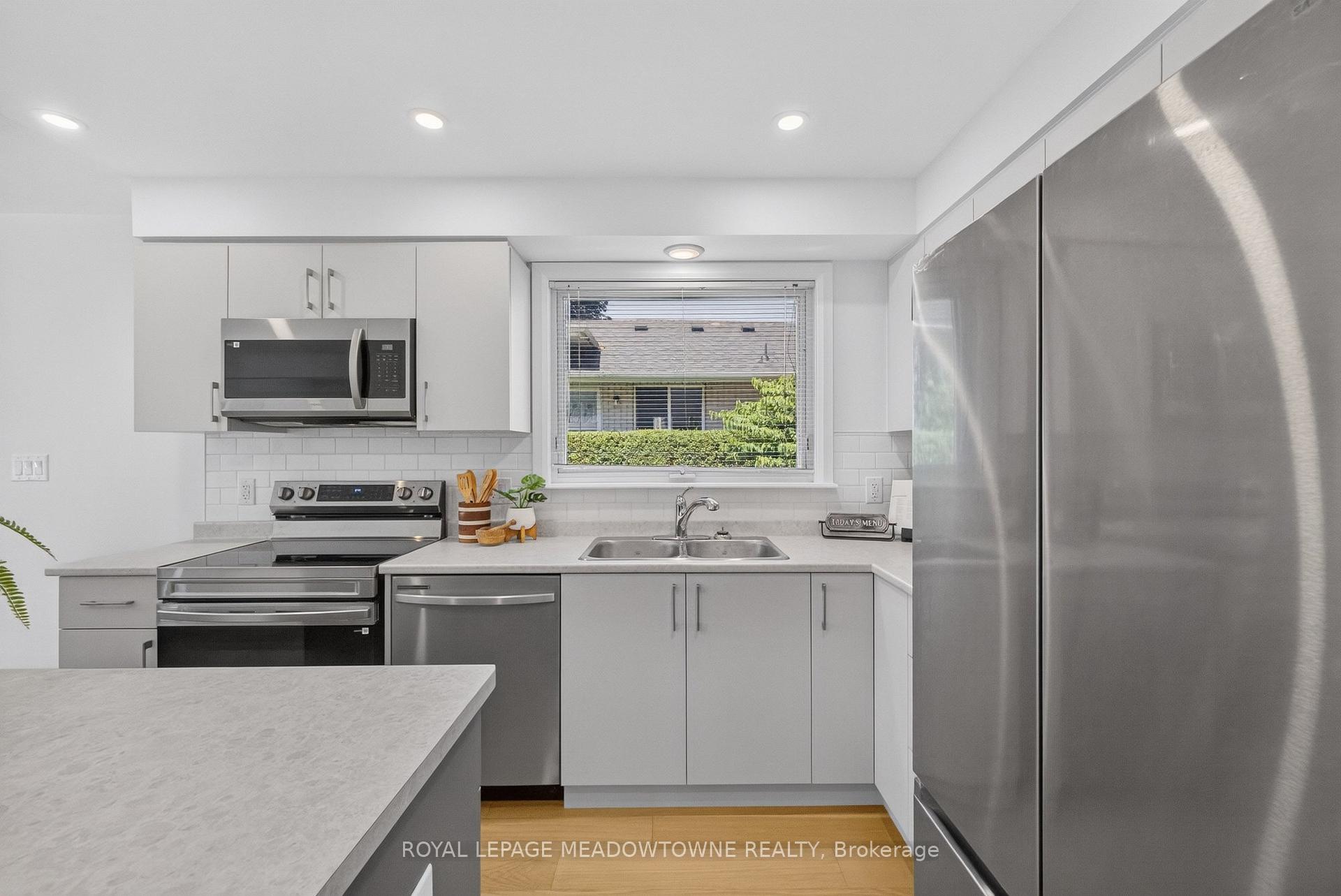 Photo 9 of 377 Delrex Boulevard, Halton Hills, Georgetown — HOMEH