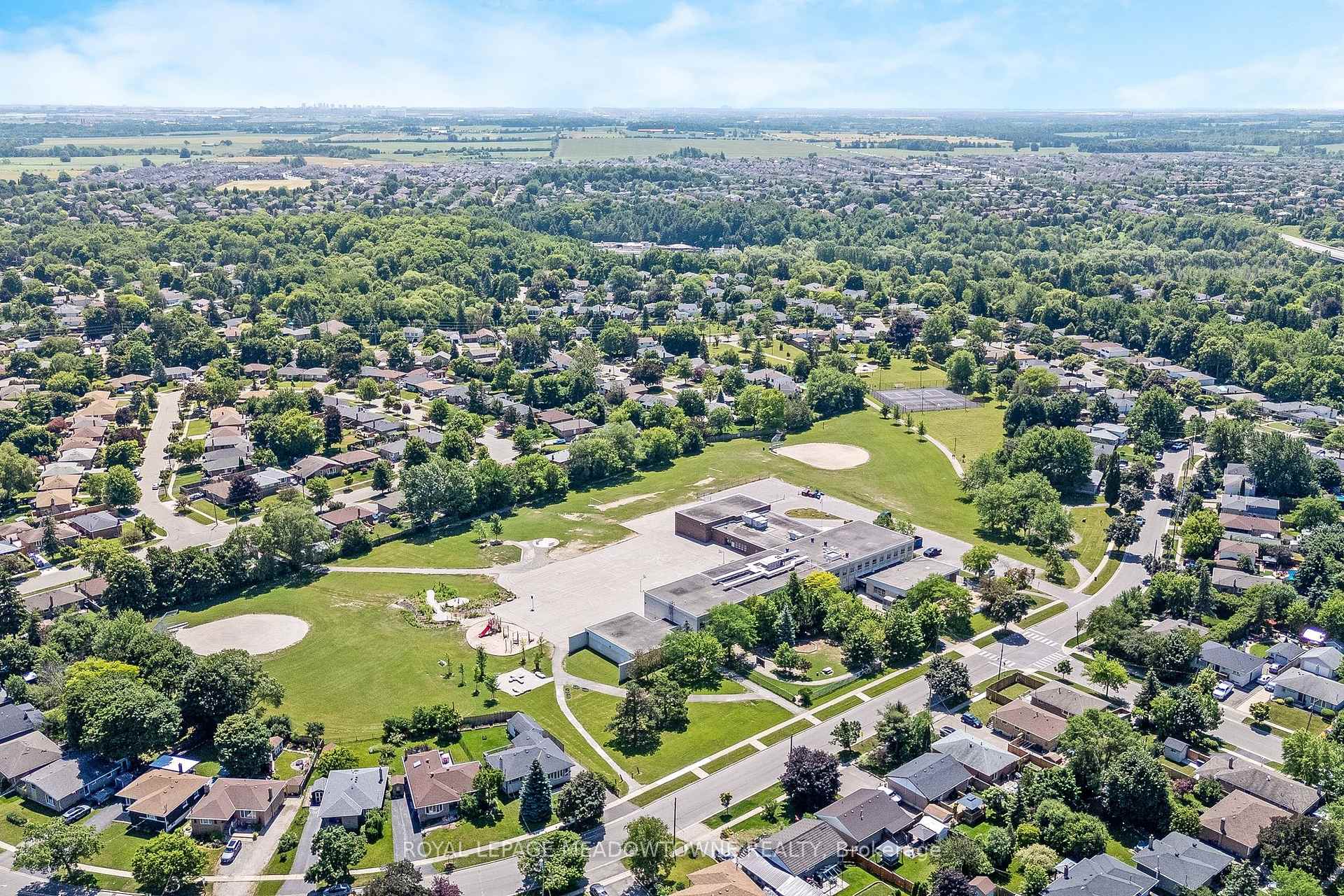 Photo 46 of 377 Delrex Boulevard, Halton Hills, Georgetown — HOMEH