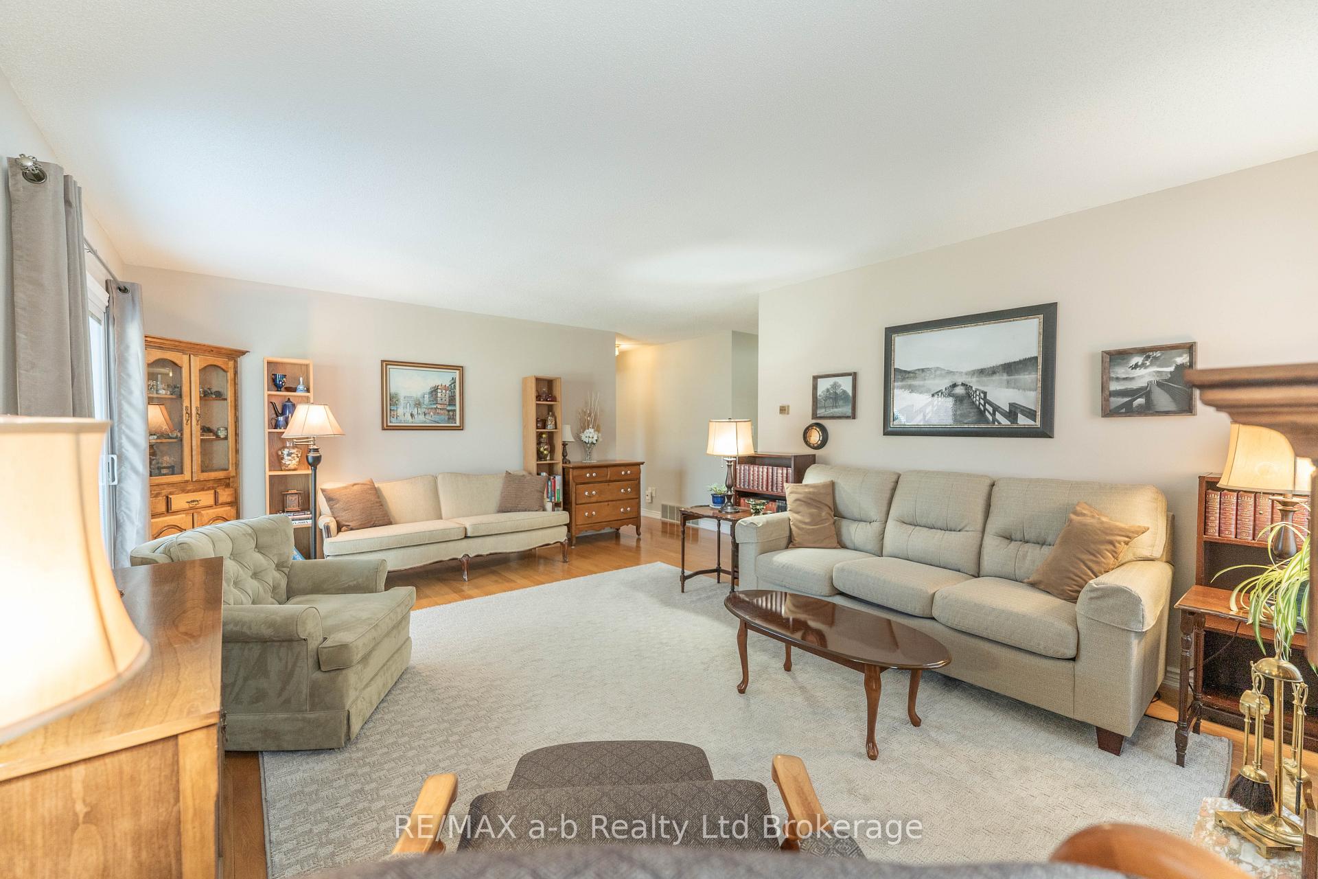 Photo 13 of 57 Edwin Crescent, Tillsonburg — HOMEH