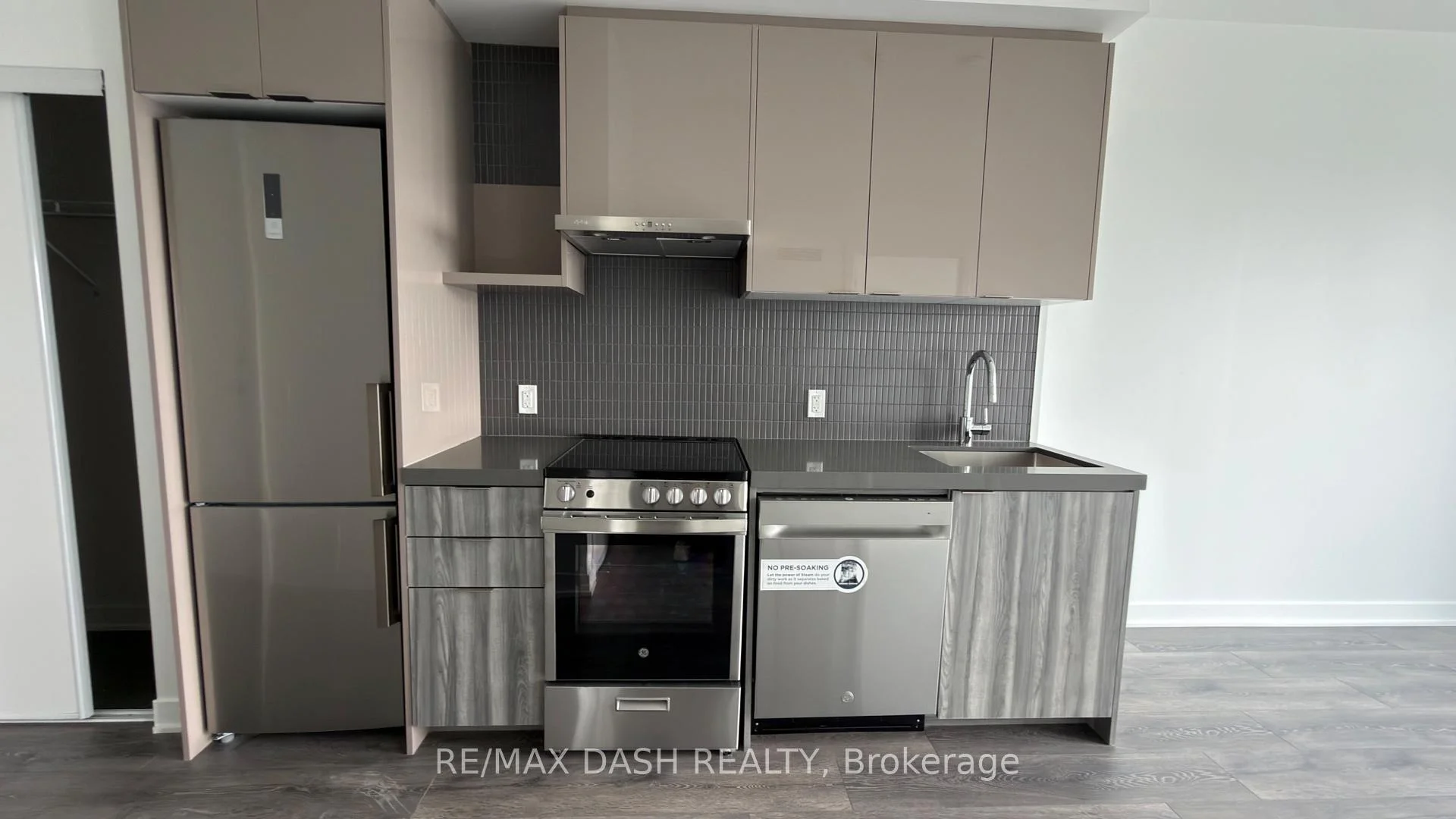 Photo 8 of Unit 2217, 6 Flavelle Trail, Vaughan, Steeles West Industrial — HOMEH