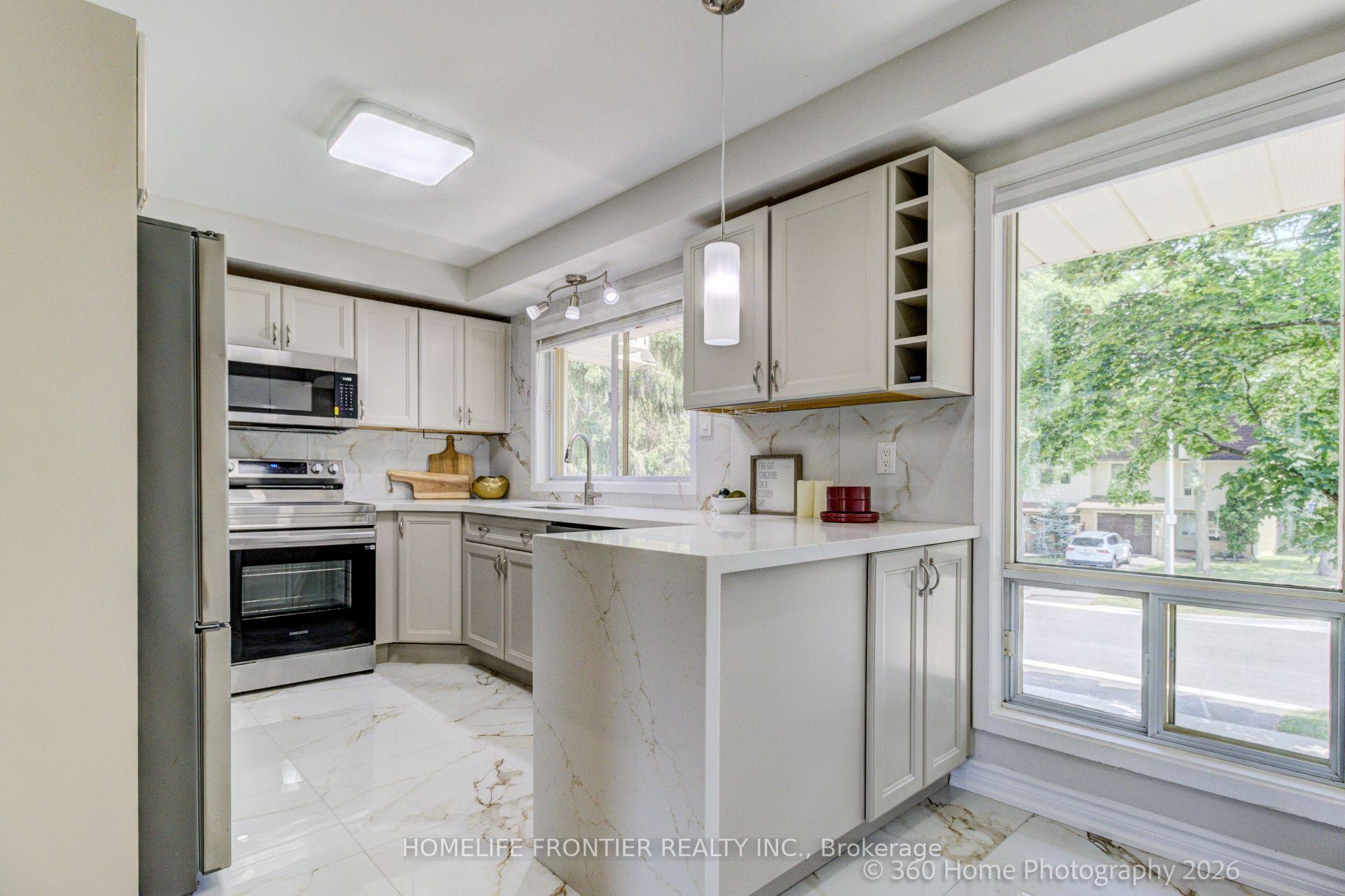 Photo 1 of 92 Poplar Crescent W, Aurora, Aurora Highlands — HOMEH