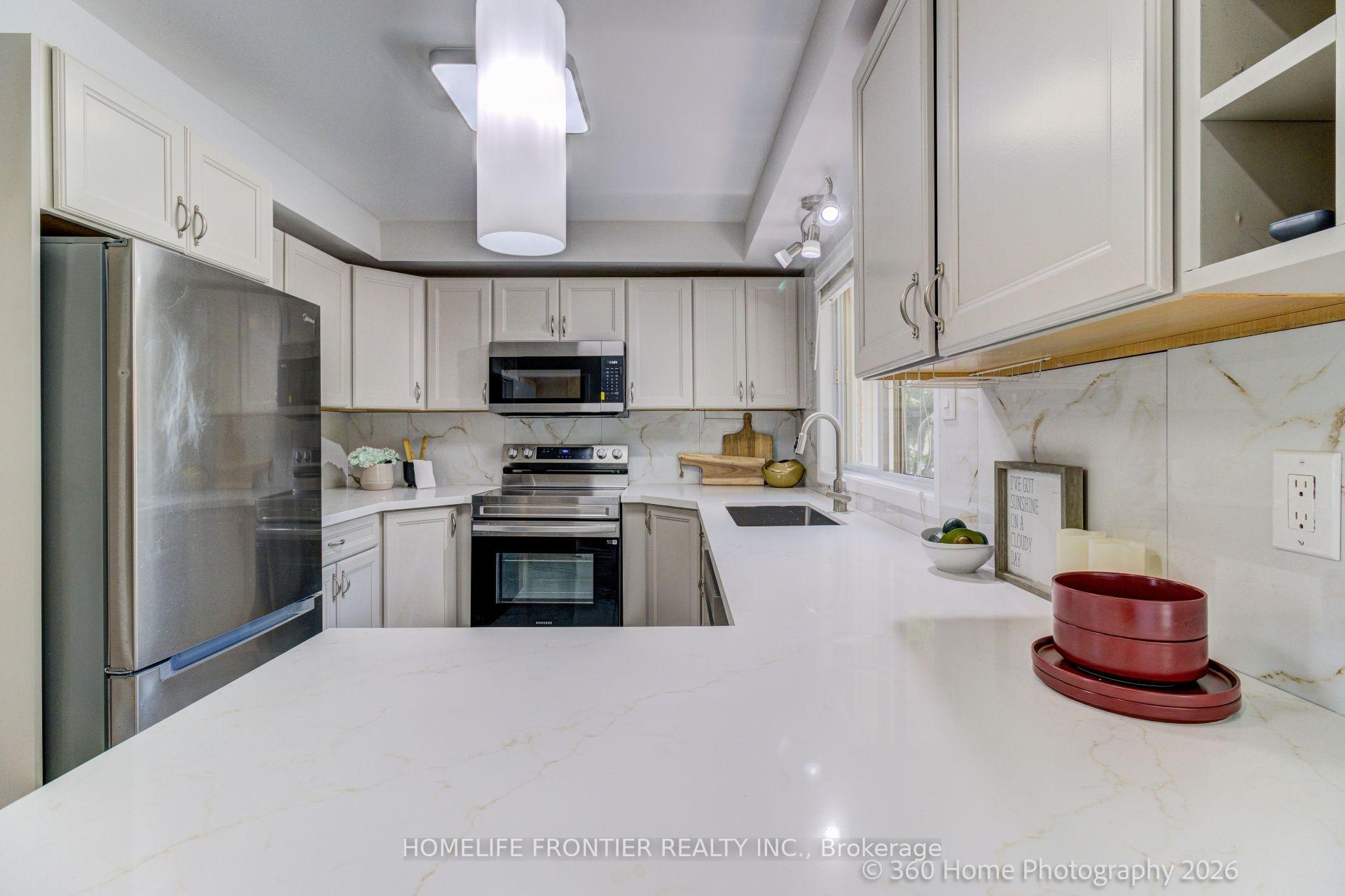 Photo 9 of 92 Poplar Crescent W, Aurora, Aurora Highlands — HOMEH