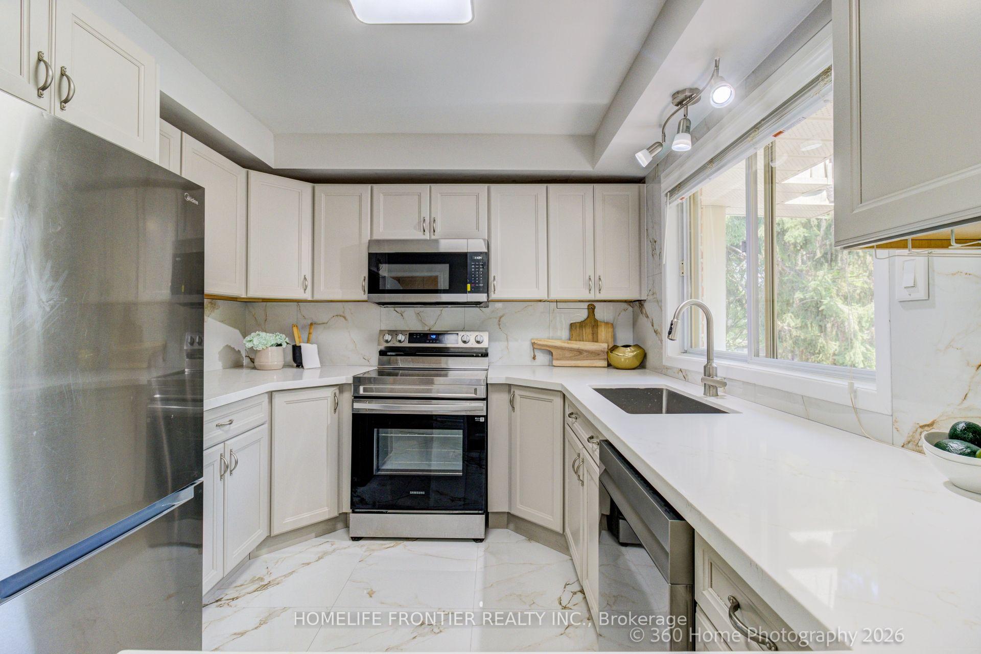 Photo 8 of 92 Poplar Crescent W, Aurora, Aurora Highlands — HOMEH