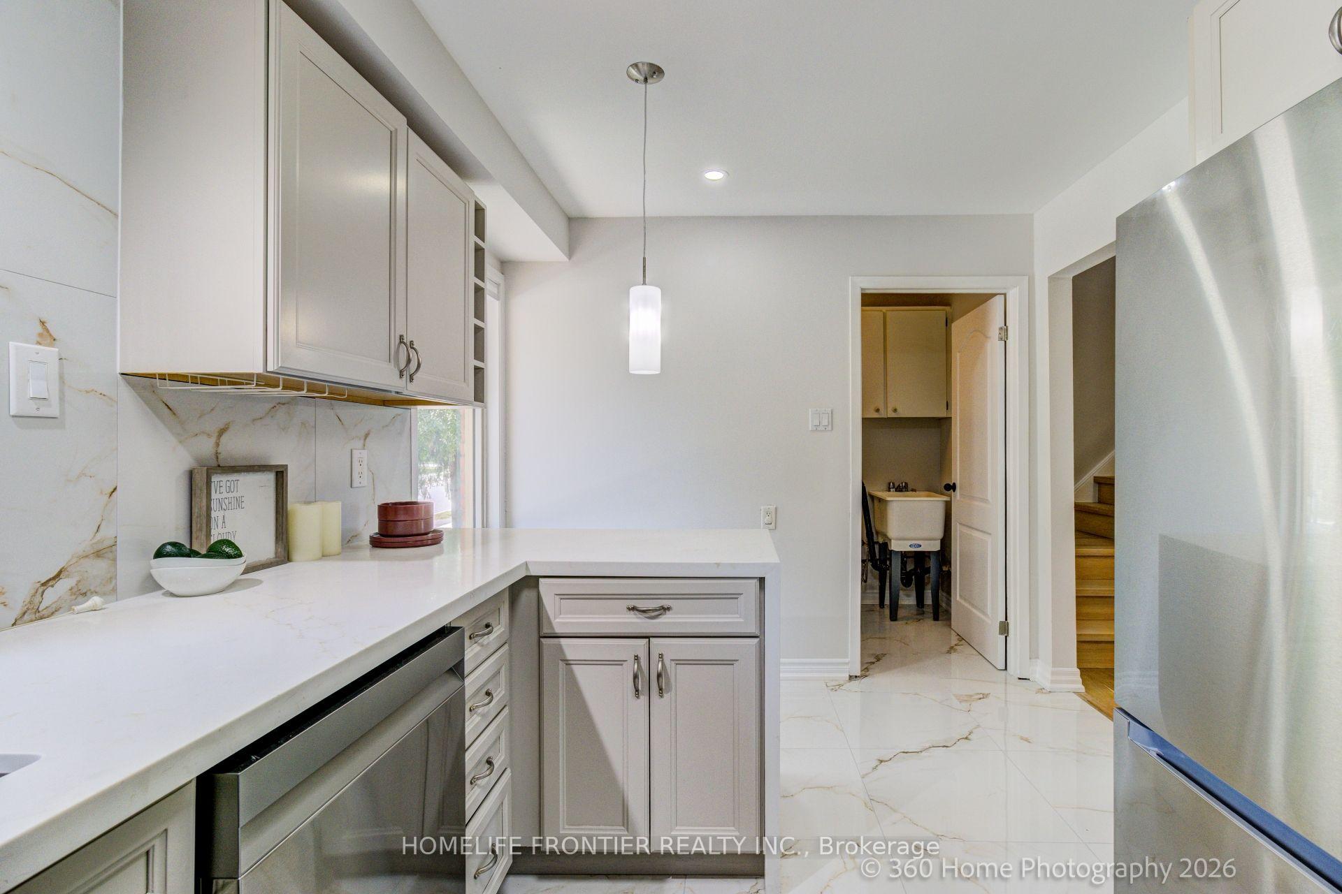 Photo 10 of 92 Poplar Crescent W, Aurora, Aurora Highlands — HOMEH