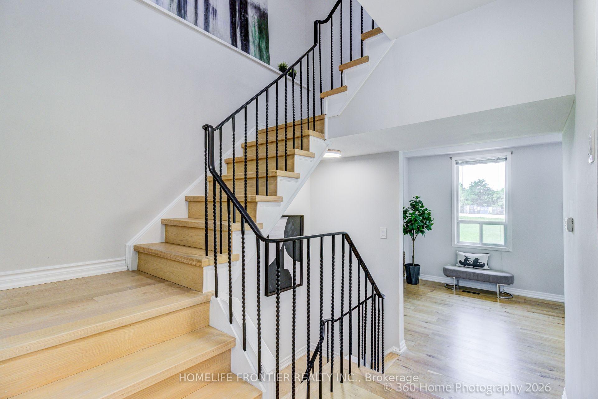 Photo 2 of 92 Poplar Crescent W, Aurora, Aurora Highlands — HOMEH