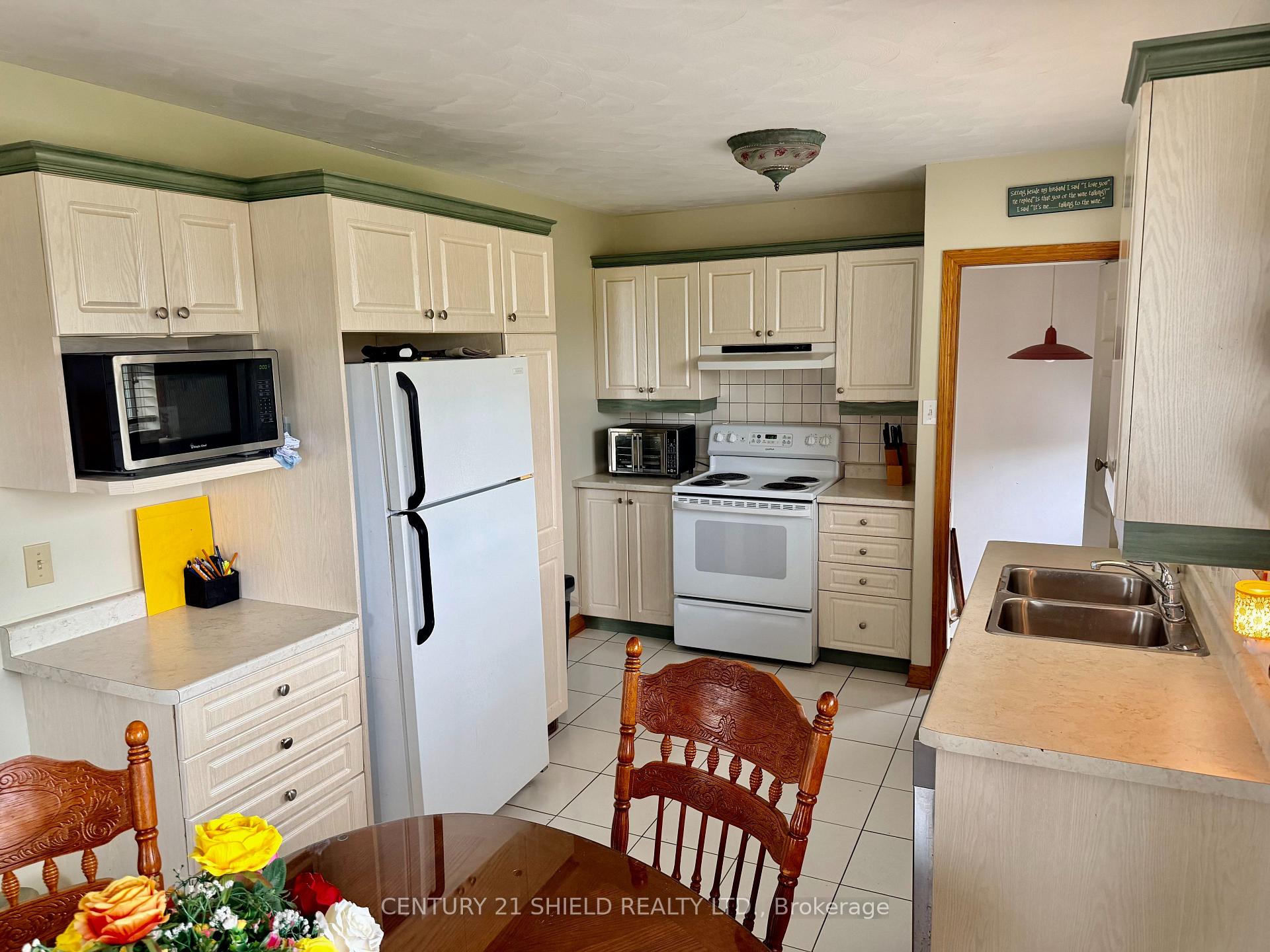 Photo 6 of 785 Sandfield Crescent, Cornwall, Cornwall — HOMEH