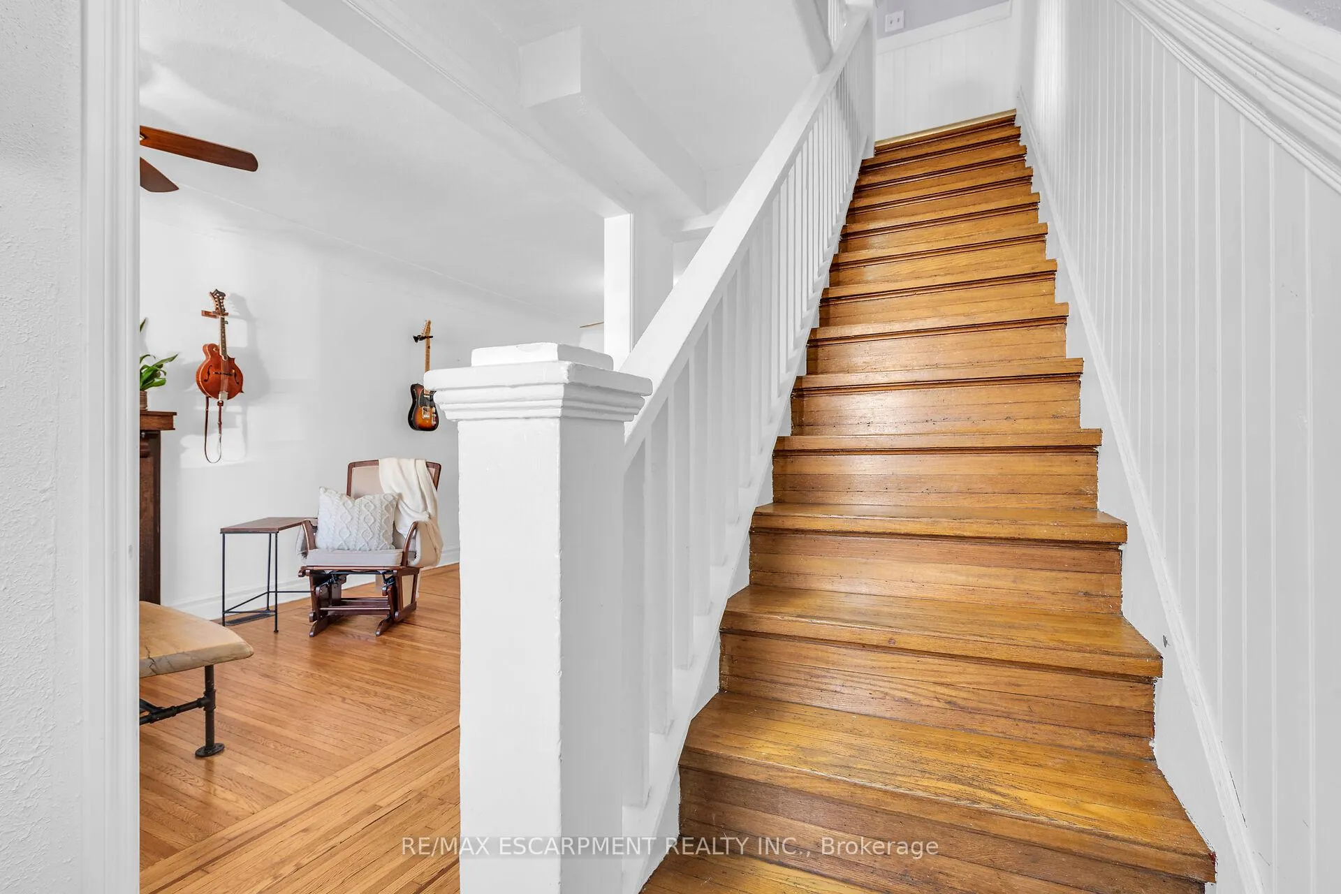 Photo 3 of 10 Roxborough Avenue, Hamilton, Crown Point — HOMEH