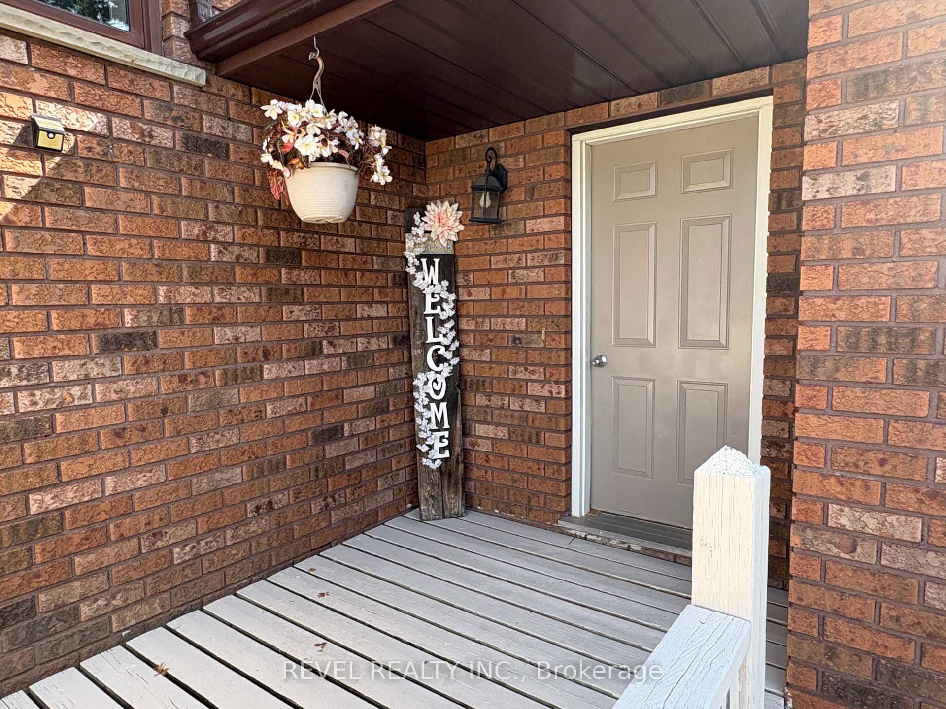 Photo 3 of 226 Second Avenue, Cochrane — HOMEH