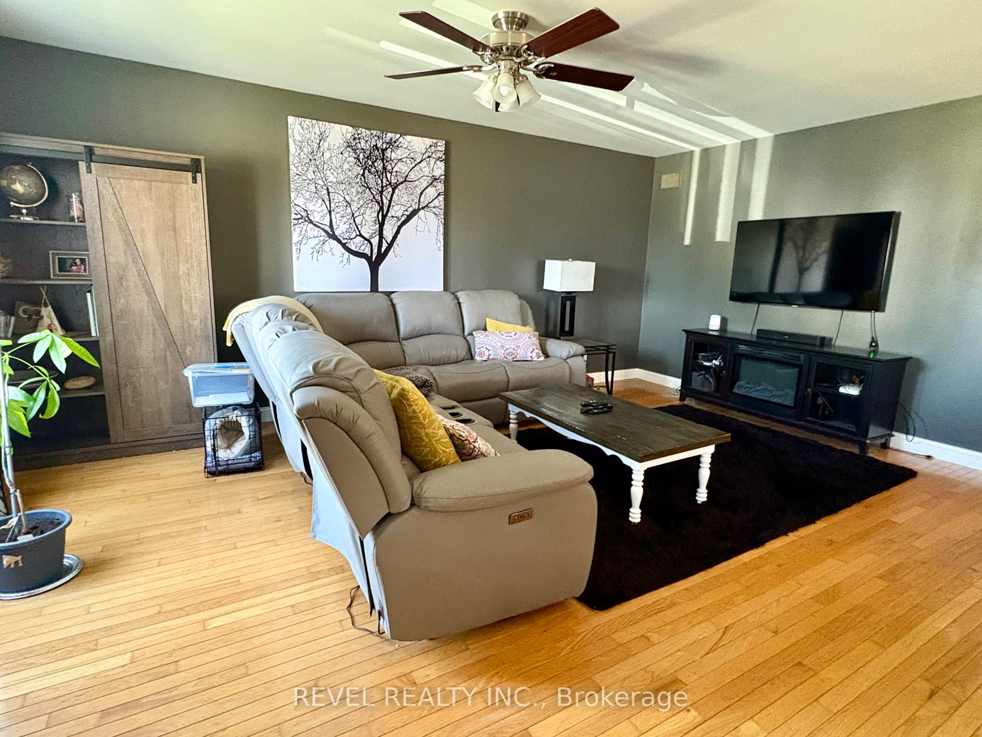 Photo 8 of 226 Second Avenue, Cochrane — HOMEH