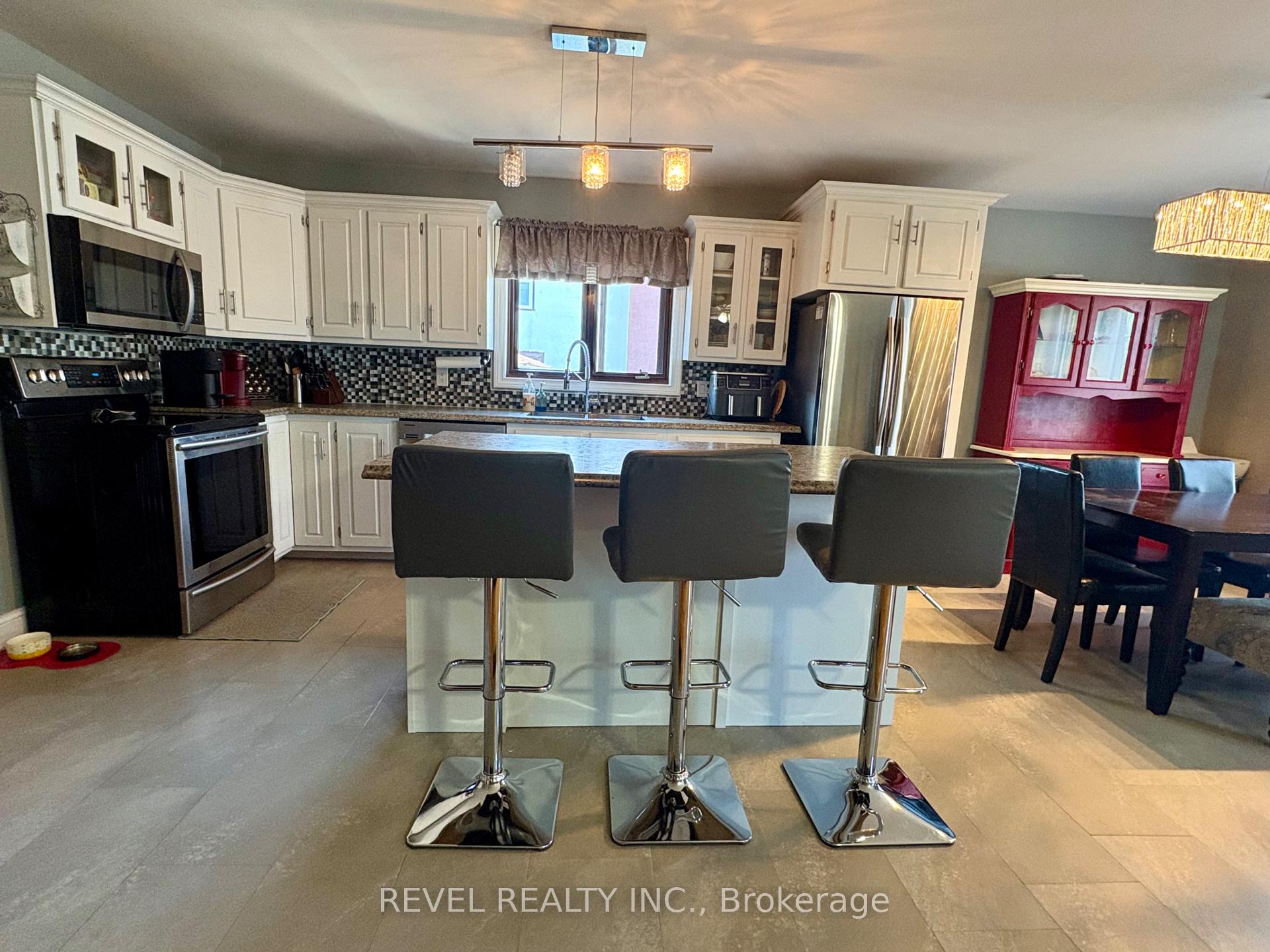 Photo 10 of 226 Second Avenue, Cochrane — HOMEH