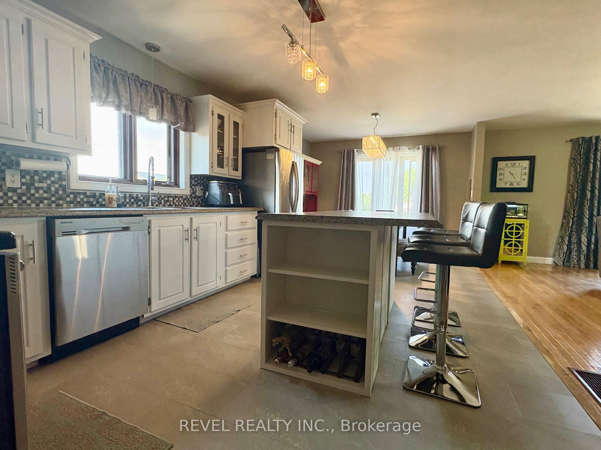Photo 11 of 226 Second Avenue, Cochrane — HOMEH
