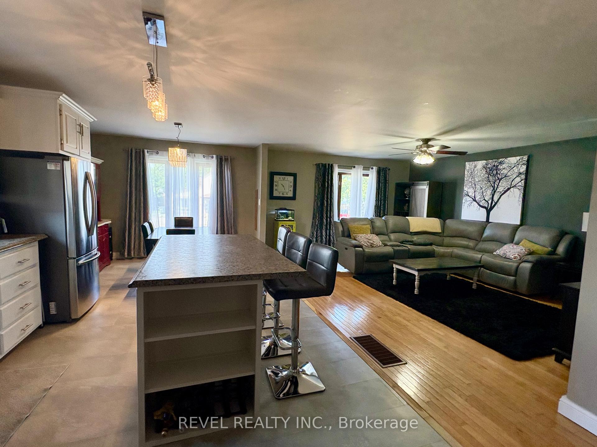 Photo 12 of 226 Second Avenue, Cochrane — HOMEH