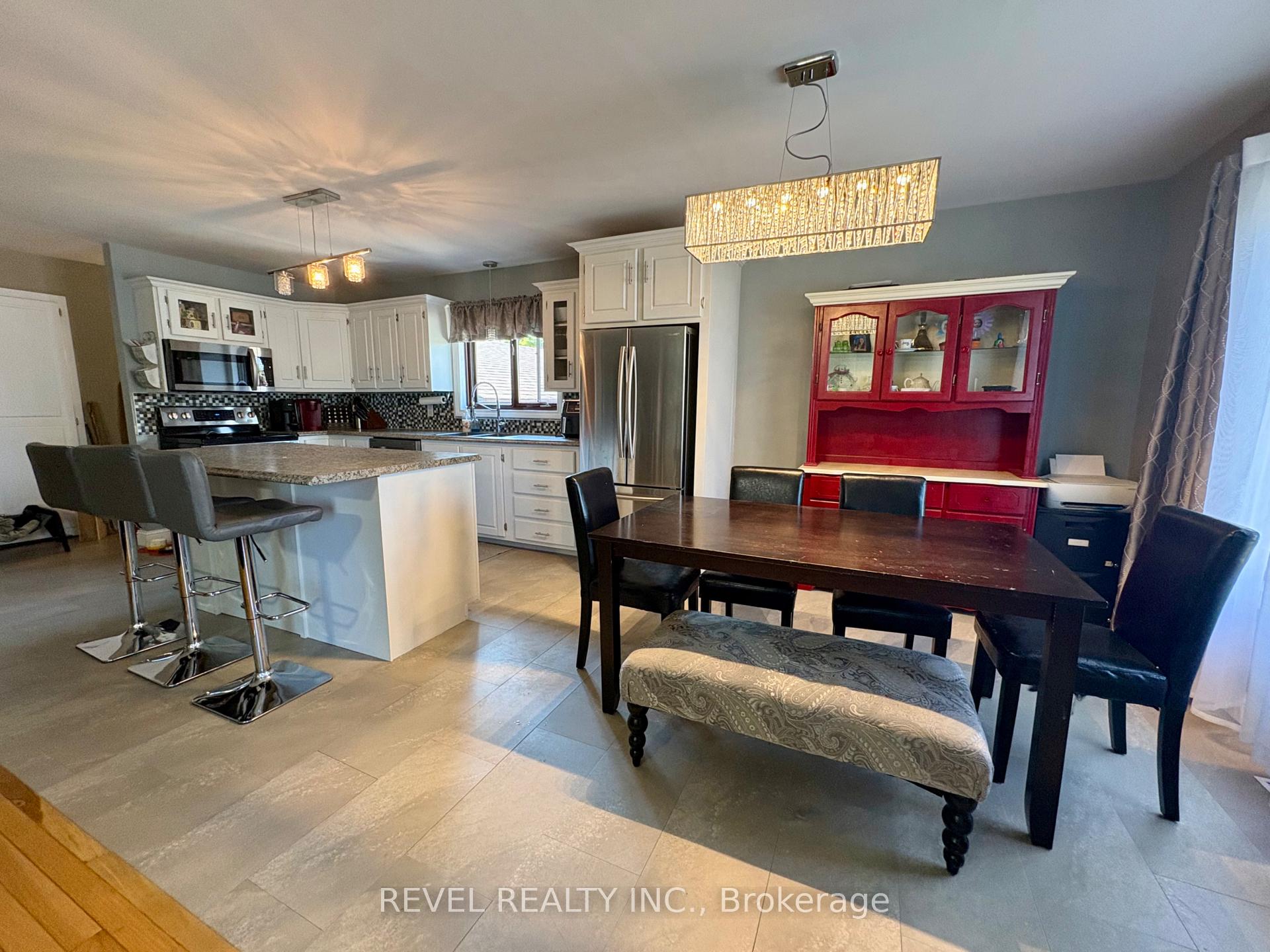 Photo 15 of 226 Second Avenue, Cochrane — HOMEH