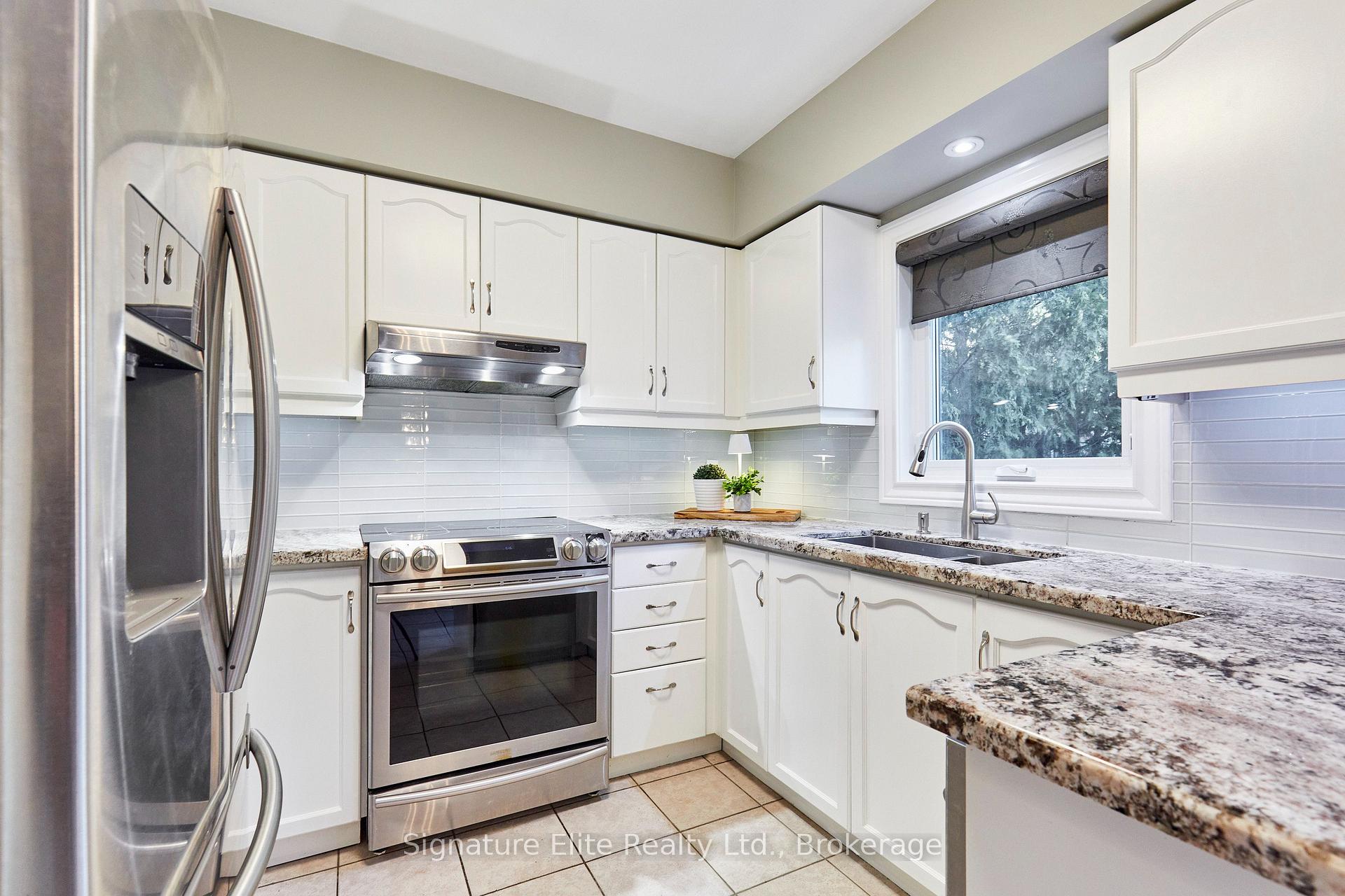 Photo 6 of 954 Mantle Crescent, Mississauga, East Credit — HOMEH