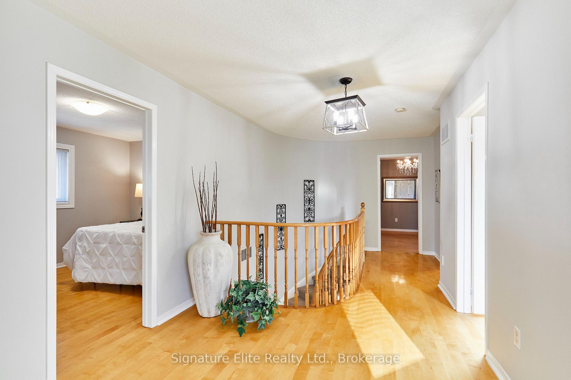 Photo 11 of 954 Mantle Crescent, Mississauga, East Credit — HOMEH