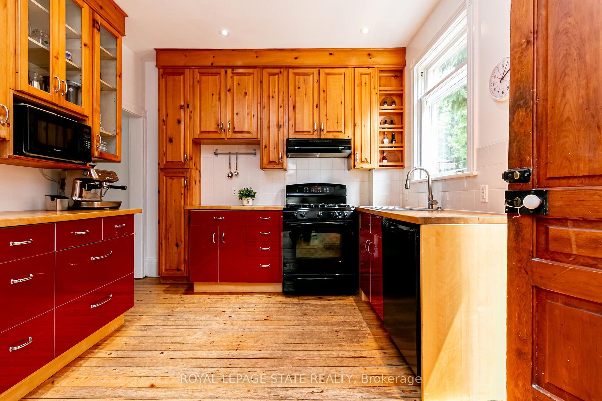 Photo 10 of 90 Victoria Street, Hamilton, Waterdown — HOMEH