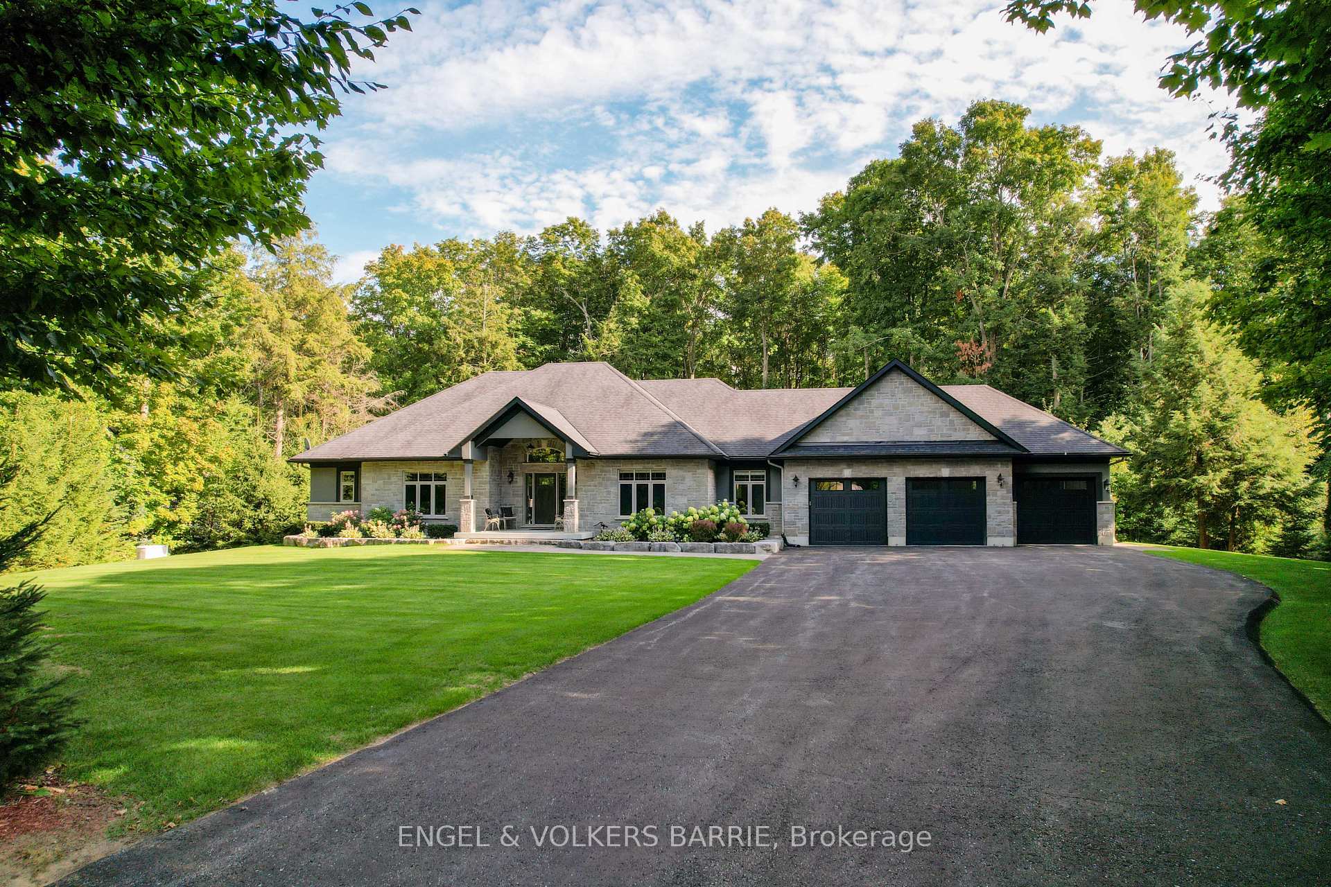 Photo 2 of 7 Gallagher Crescent, Springwater, Midhurst — HOMEH