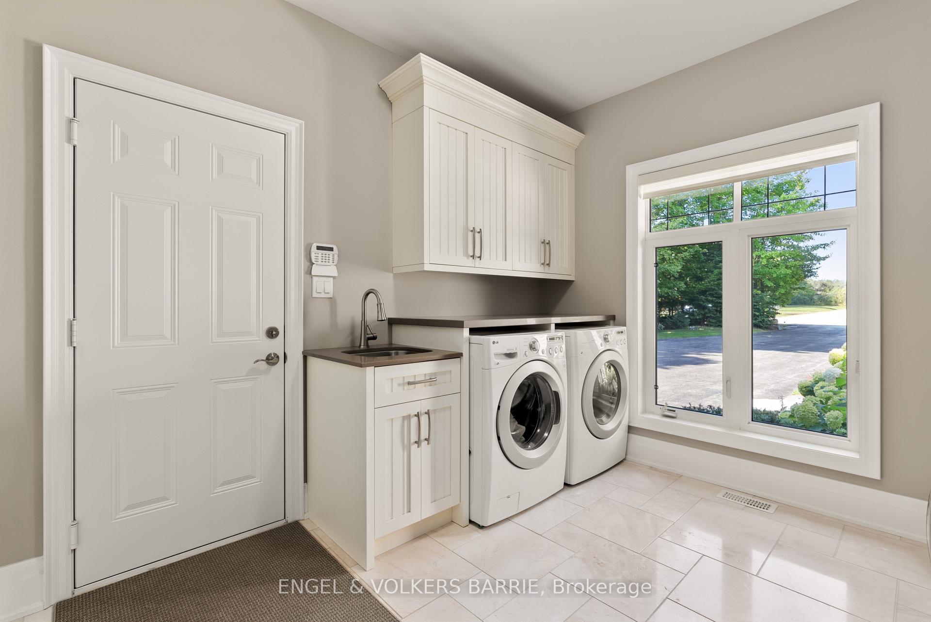 Photo 16 of 7 Gallagher Crescent, Springwater, Midhurst — HOMEH
