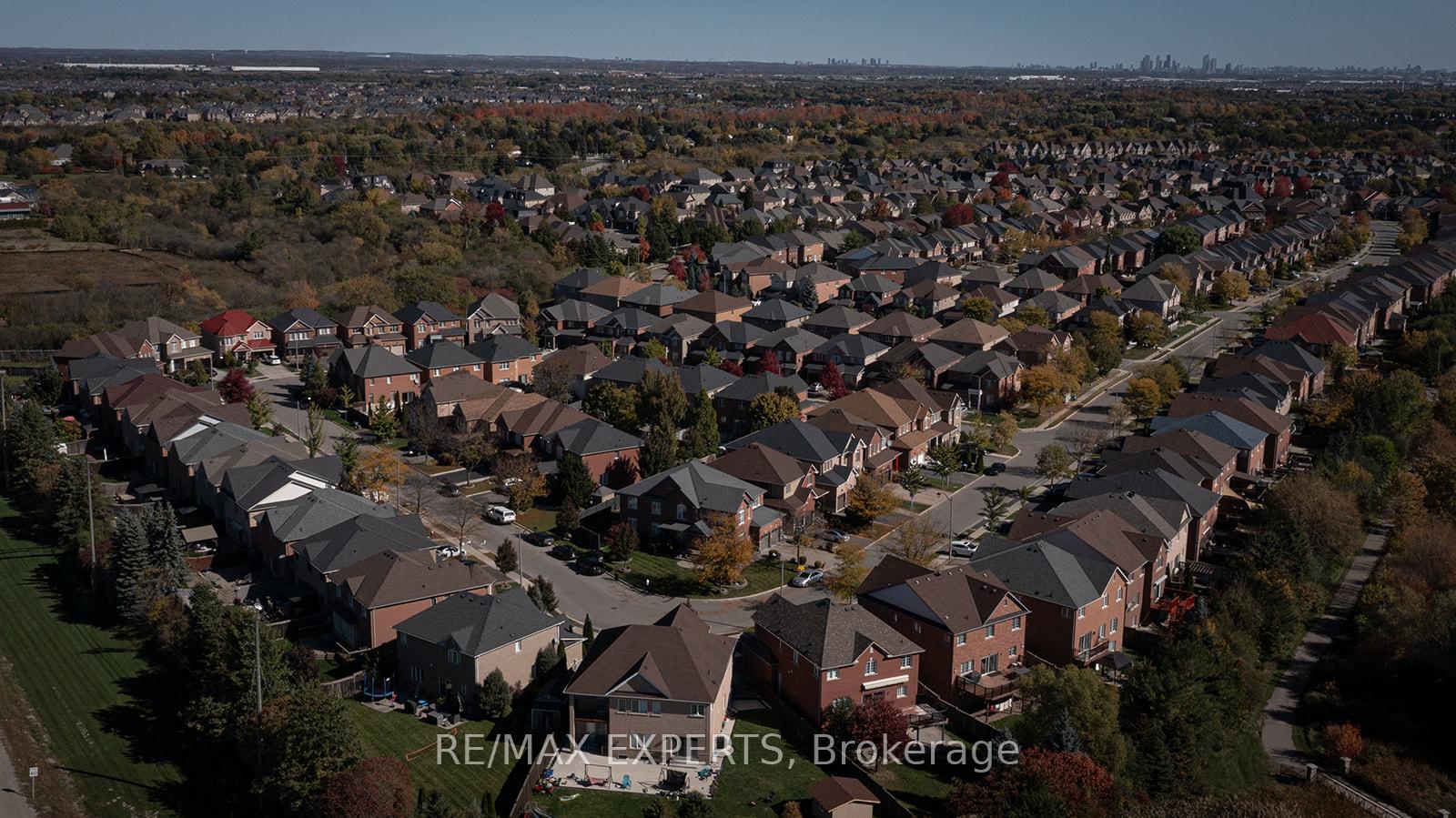 Photo 5 of 34 Laurentide Crescent, Brampton, Vales of Castlemore North — HOMEH