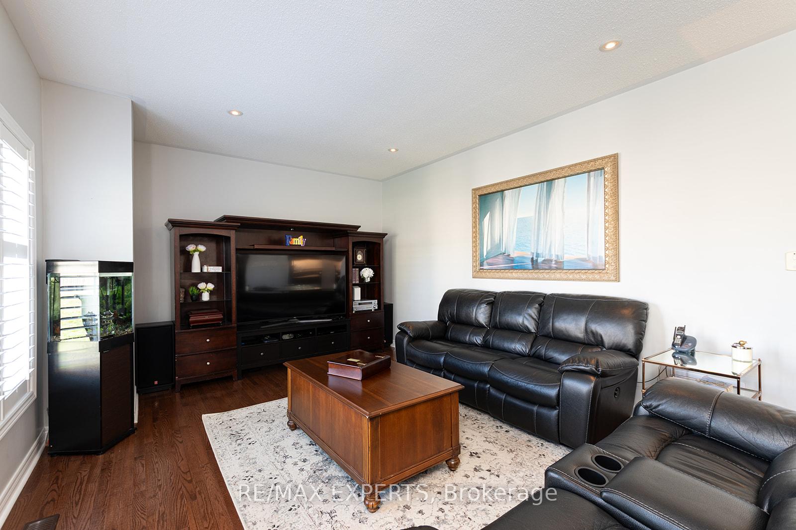 Photo 17 of 34 Laurentide Crescent, Brampton, Vales of Castlemore North — HOMEH