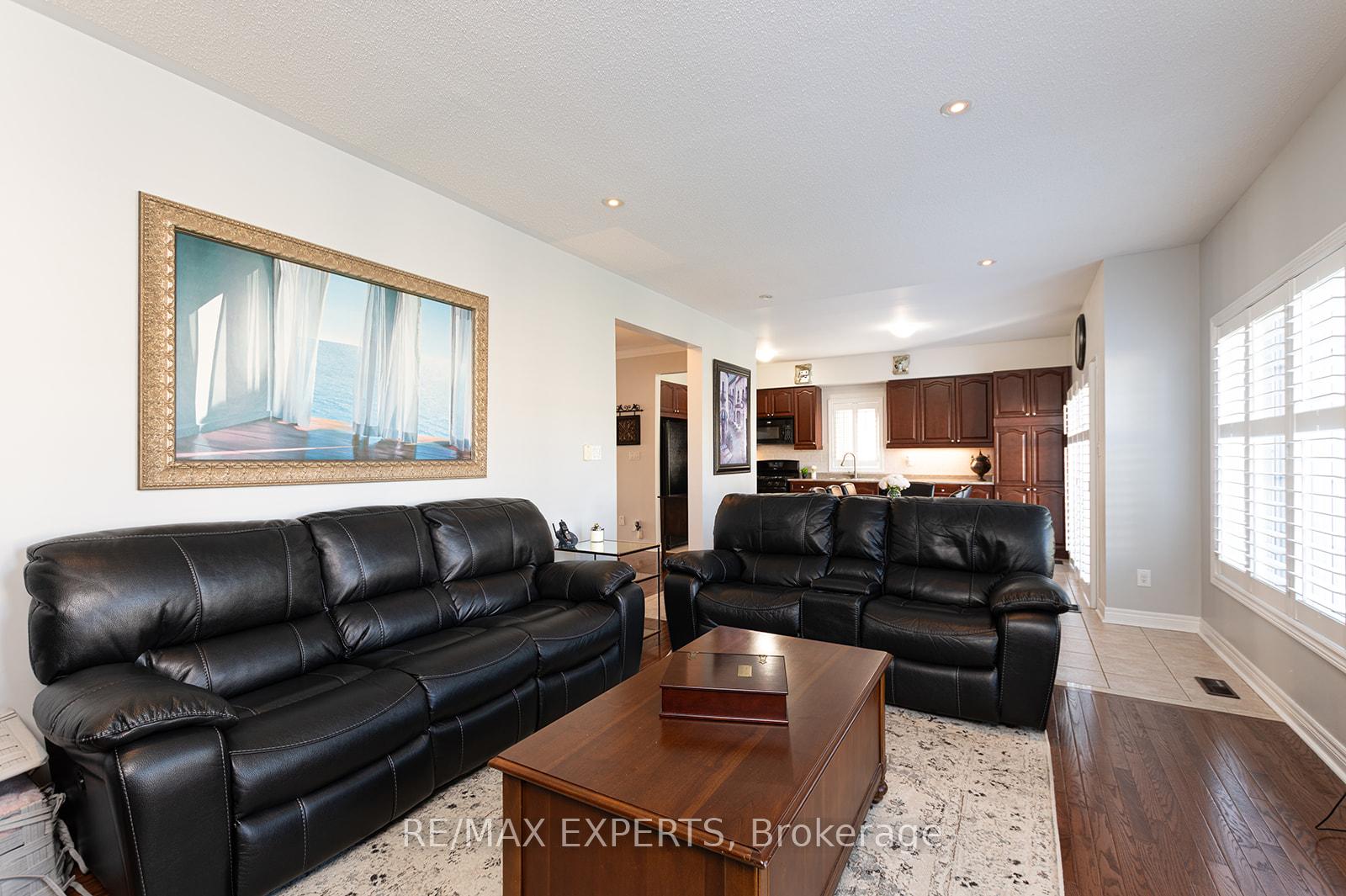 Photo 18 of 34 Laurentide Crescent, Brampton, Vales of Castlemore North — HOMEH
