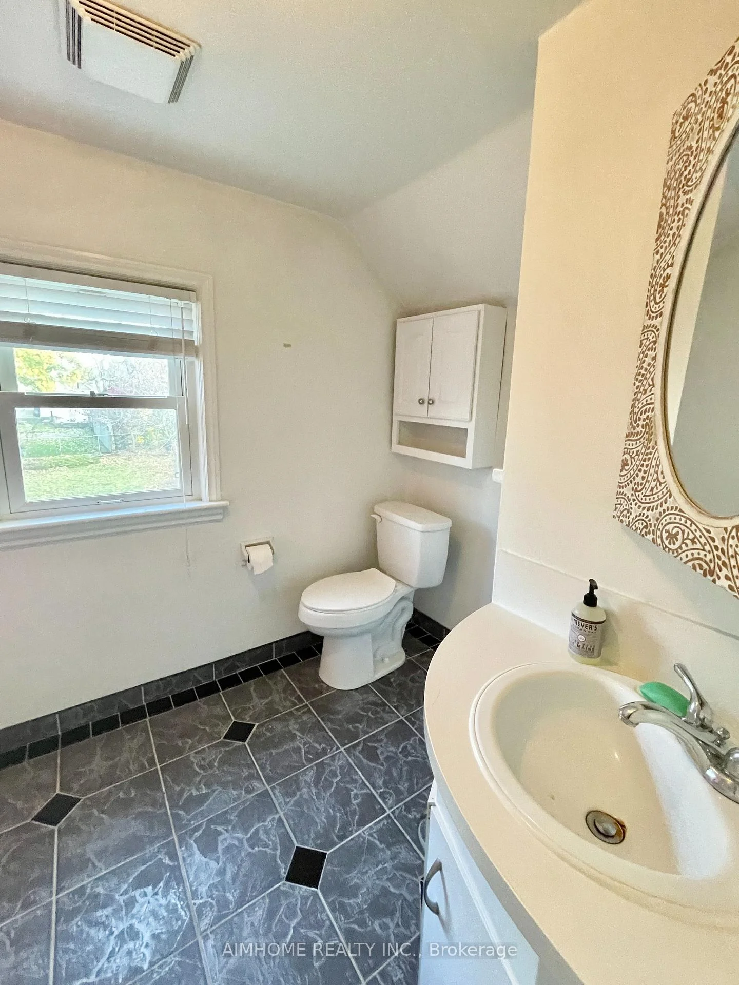 Photo 10 of 5594 Woodland Boulevard, Niagara Falls, Hospital — HOMEH