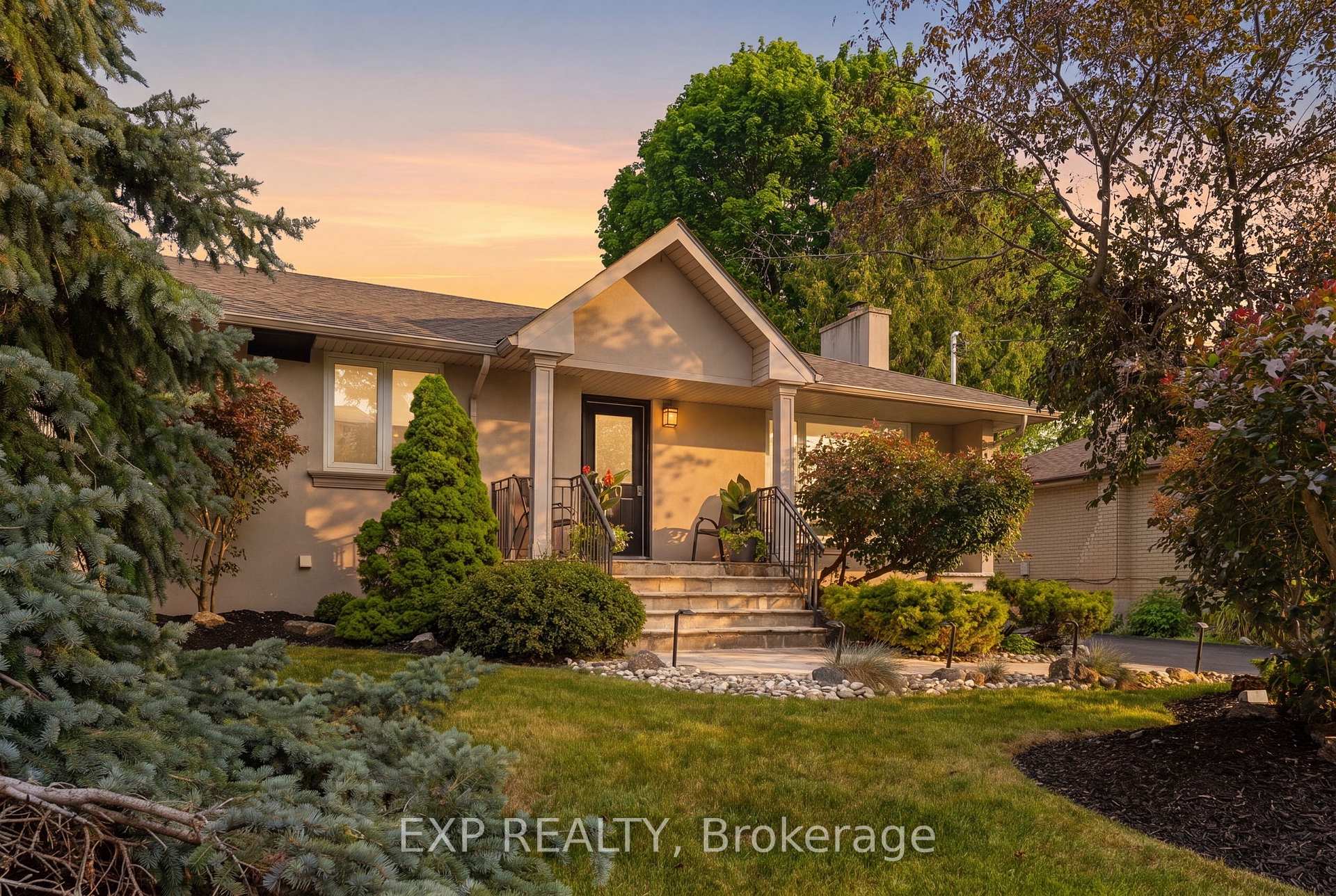 Photo 3 of 20 Malaren Road, Vaughan, Maple — HOMEH