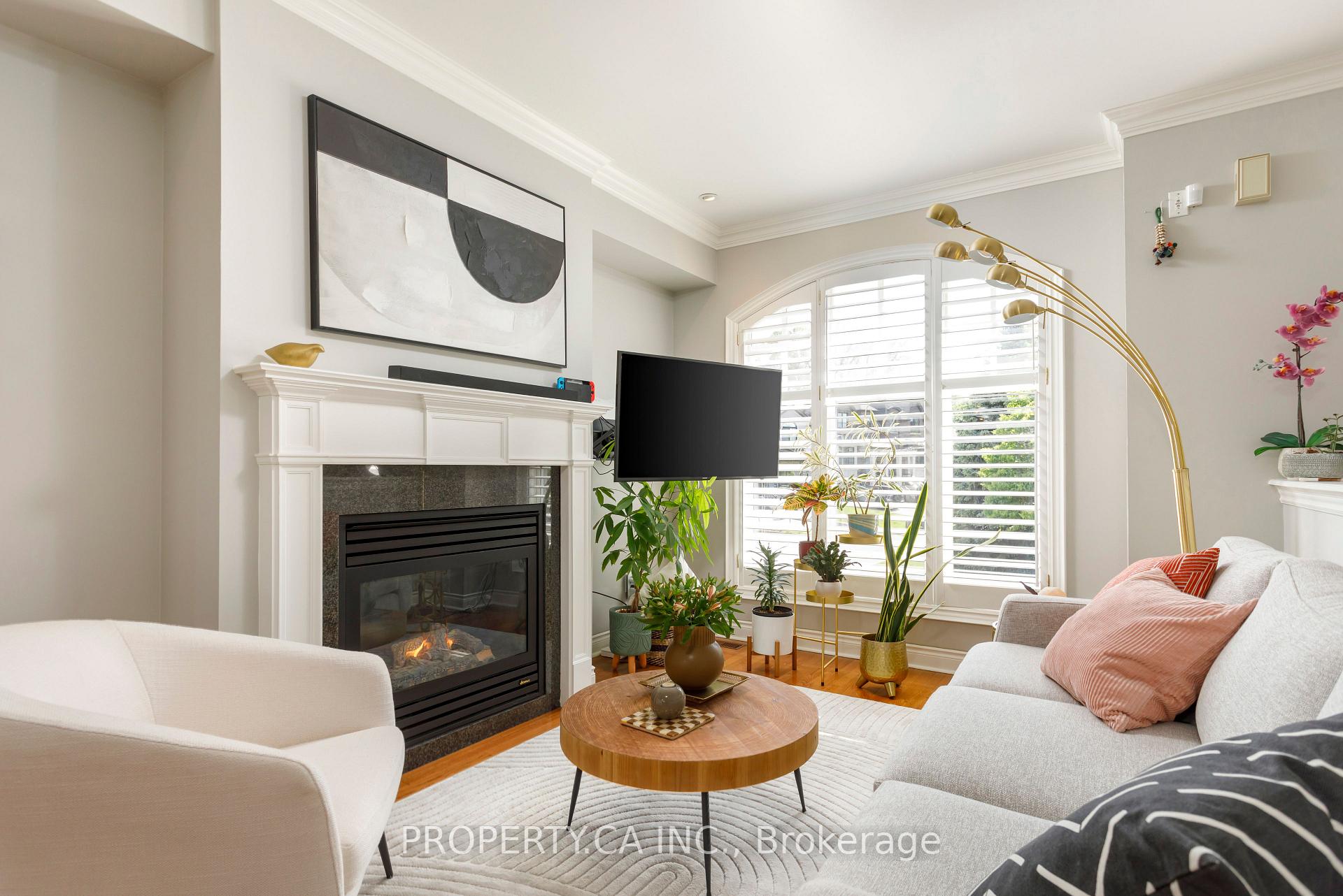 Photo 2 of 9 Leaves Terrace, Etobicoke, Stonegate-Queensway — HOMEH