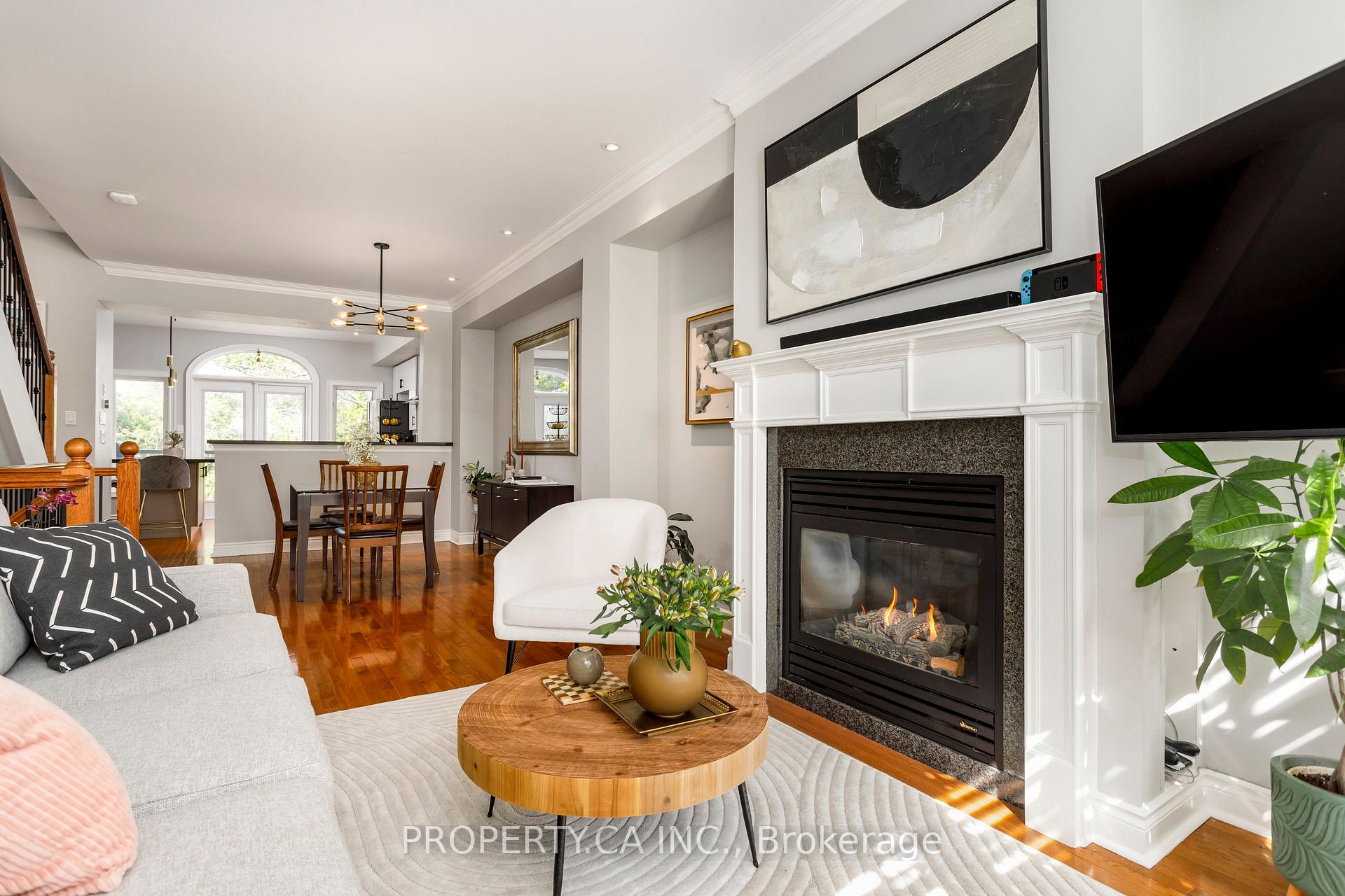 Photo 3 of 9 Leaves Terrace, Etobicoke, Stonegate-Queensway — HOMEH