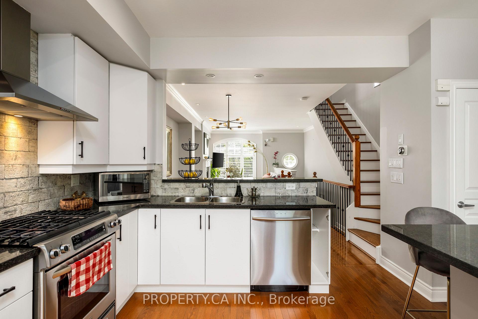 Photo 6 of 9 Leaves Terrace, Etobicoke, Stonegate-Queensway — HOMEH