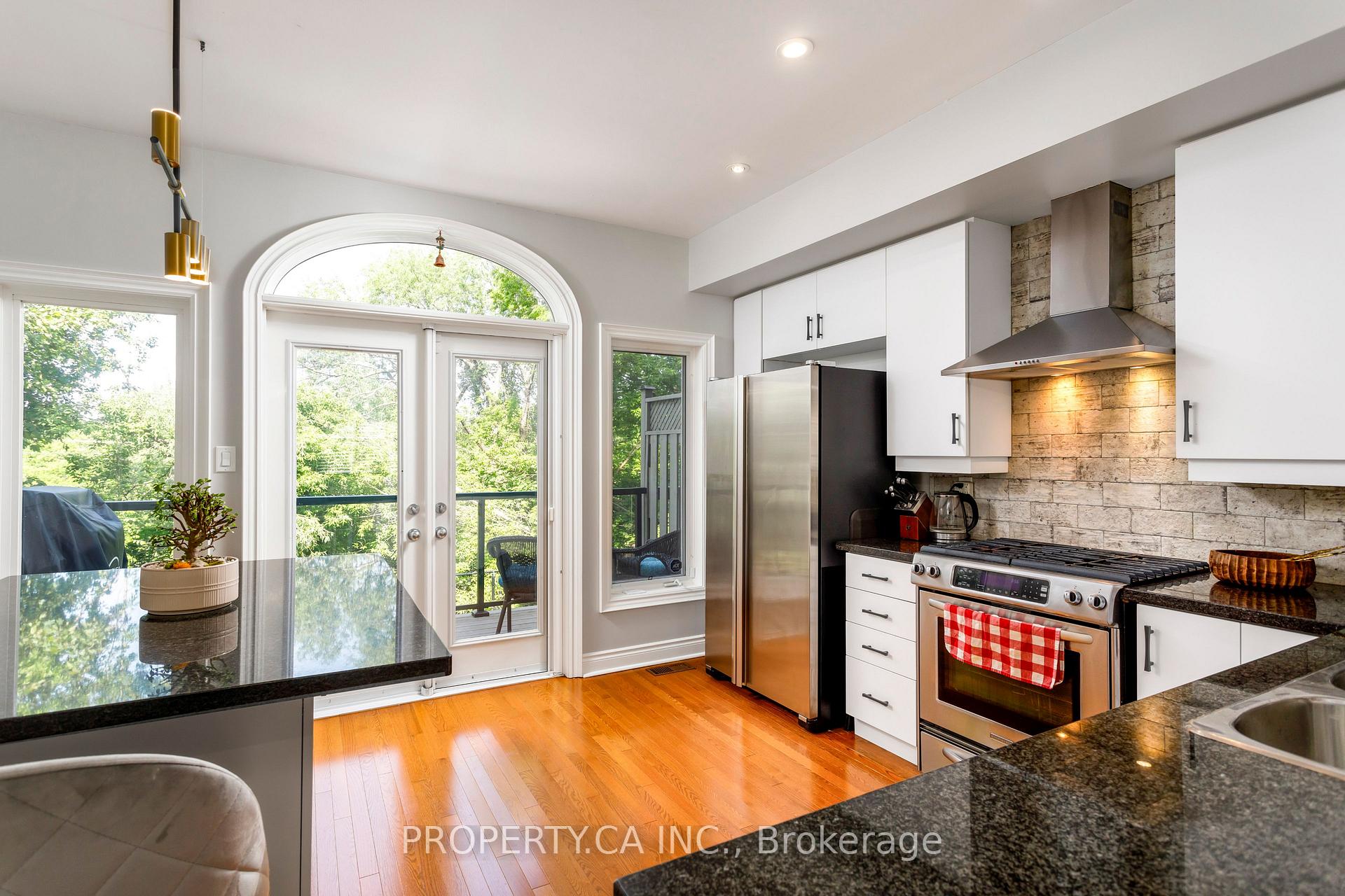 Photo 7 of 9 Leaves Terrace, Etobicoke, Stonegate-Queensway — HOMEH