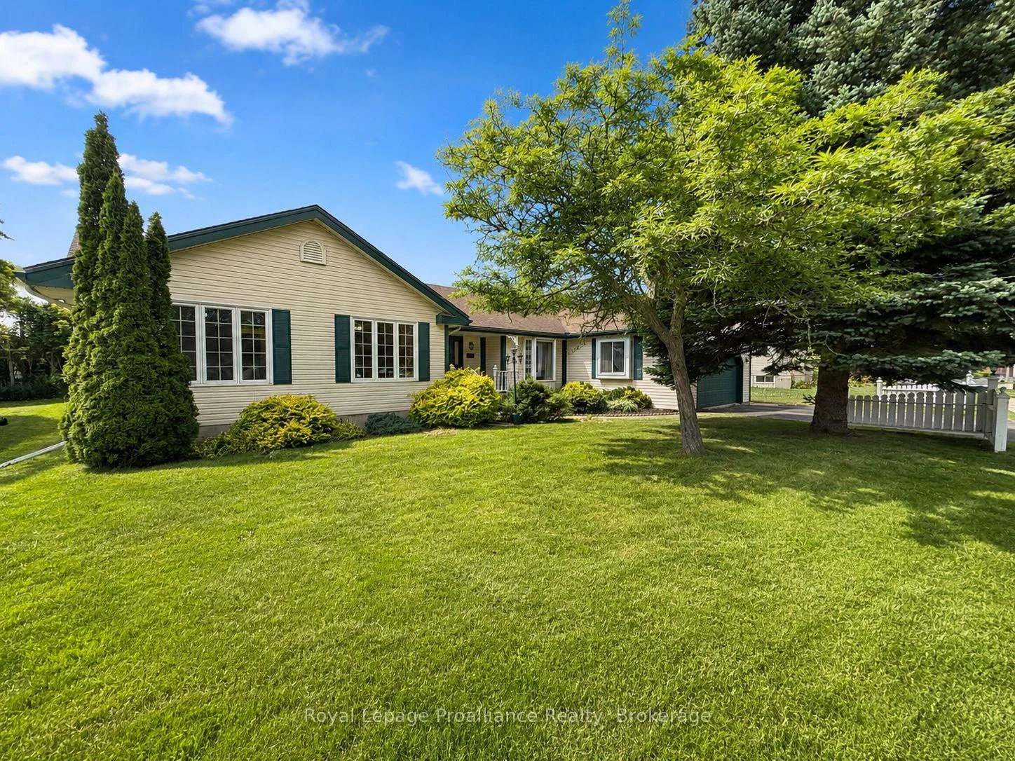 Photo 3 of 88 Westwind Crescent, Prince Edward County, Wellington Ward — HOMEH
