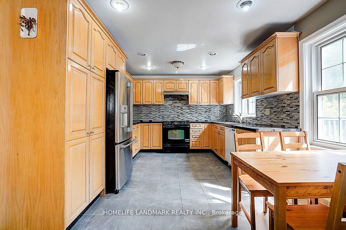 Photo 9 of 19 Stubbs Drive, North York, St. Andrew-Windfields — HOMEH