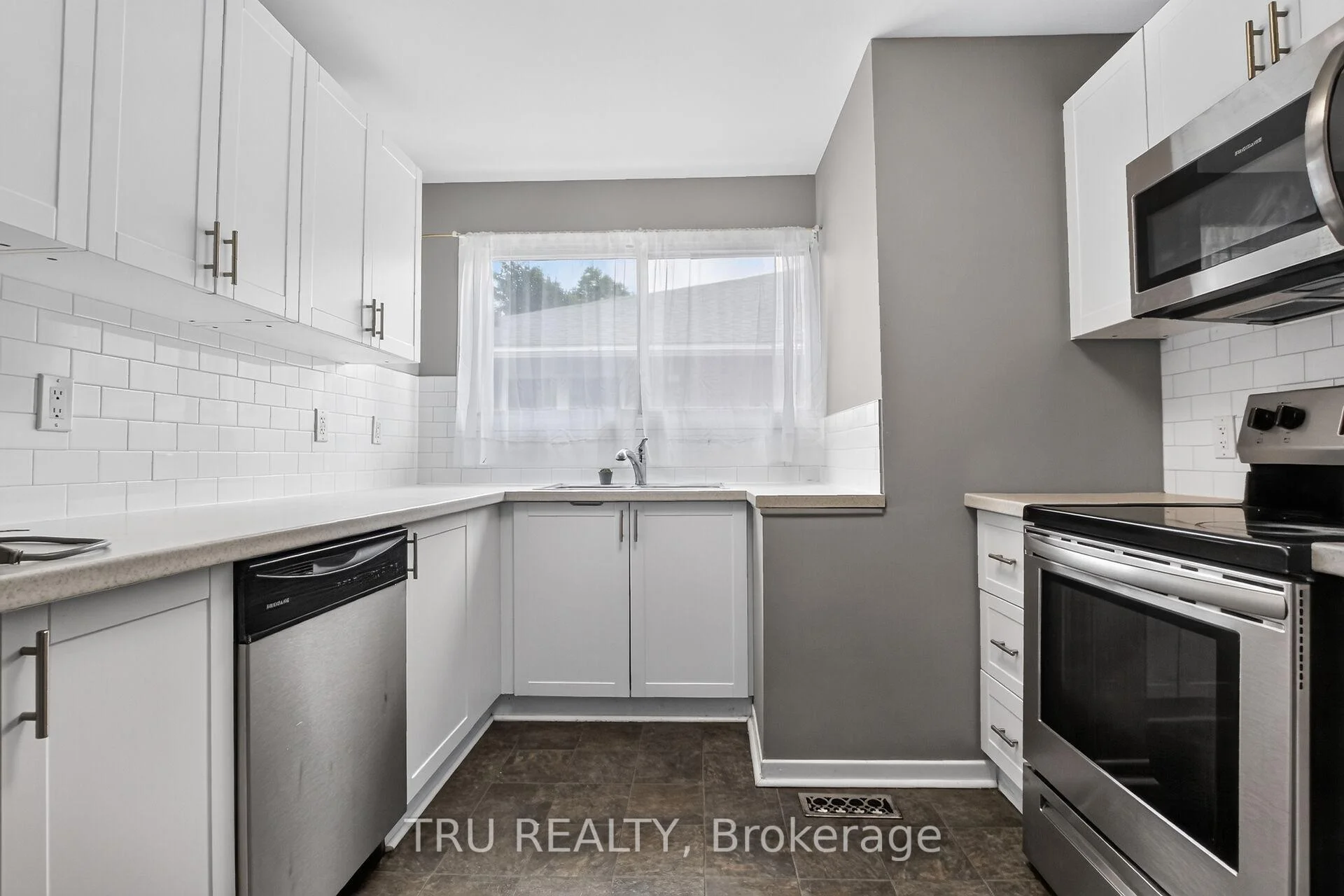 Photo 10 of 2428-2430 Iris Street, Ottawa, Parkway Park — HOMEH