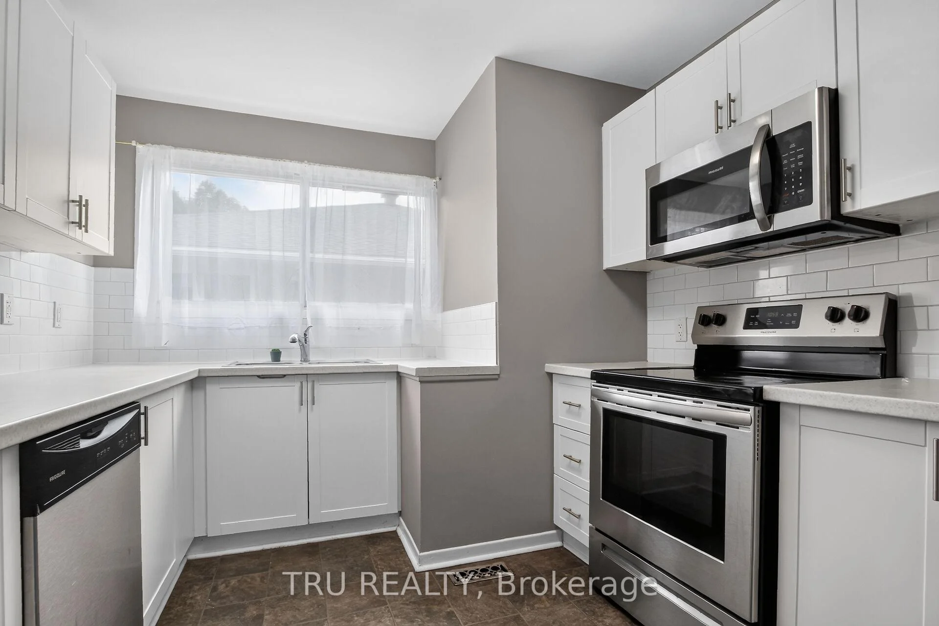Photo 14 of 2428-2430 Iris Street, Ottawa, Parkway Park — HOMEH