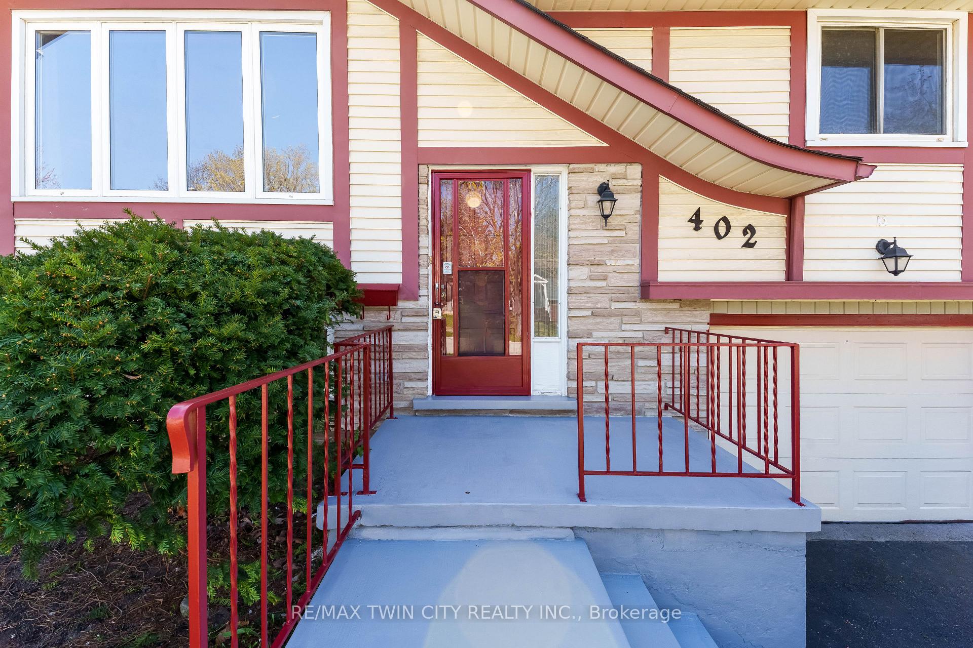 Photo 2 of 402 Lakeview Drive, Waterloo, Lakeshore Village — HOMEH