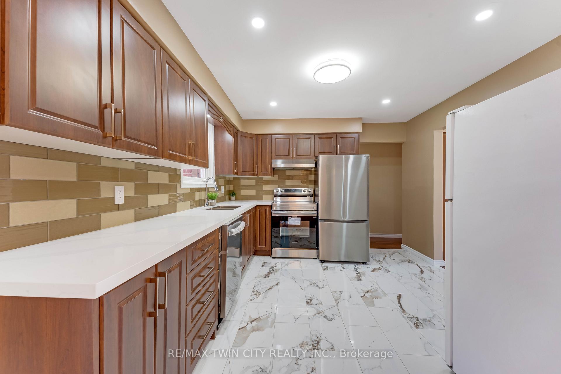 Photo 8 of 402 Lakeview Drive, Waterloo, Lakeshore Village — HOMEH