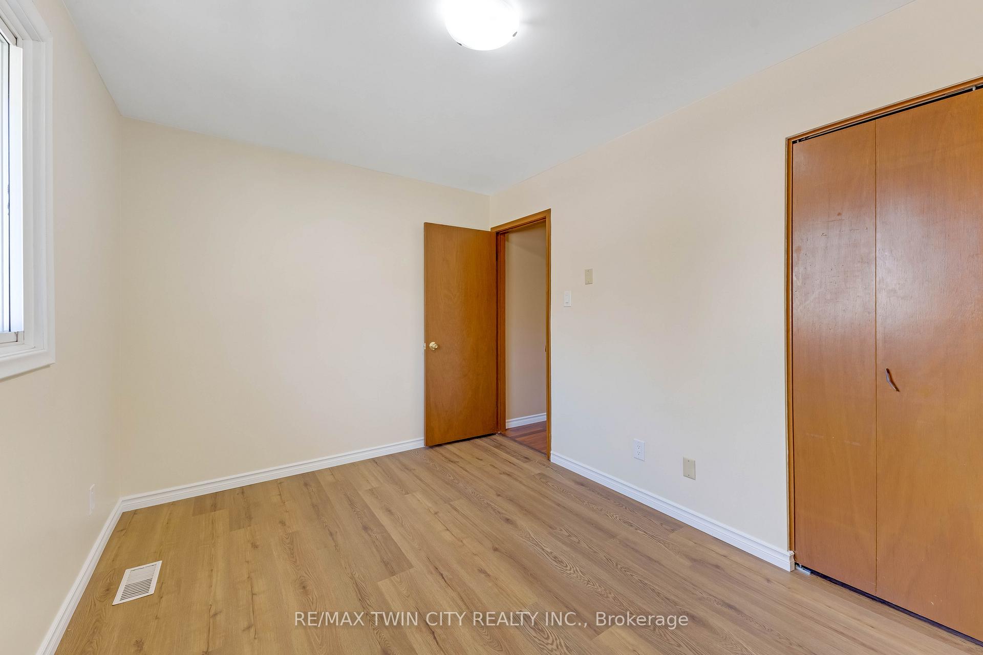 Photo 15 of 402 Lakeview Drive, Waterloo, Lakeshore Village — HOMEH