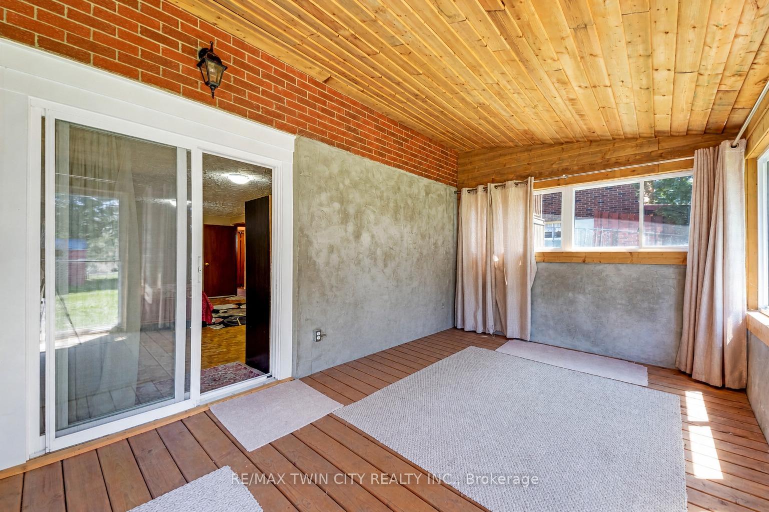 Photo 31 of 402 Lakeview Drive, Waterloo, Lakeshore Village — HOMEH