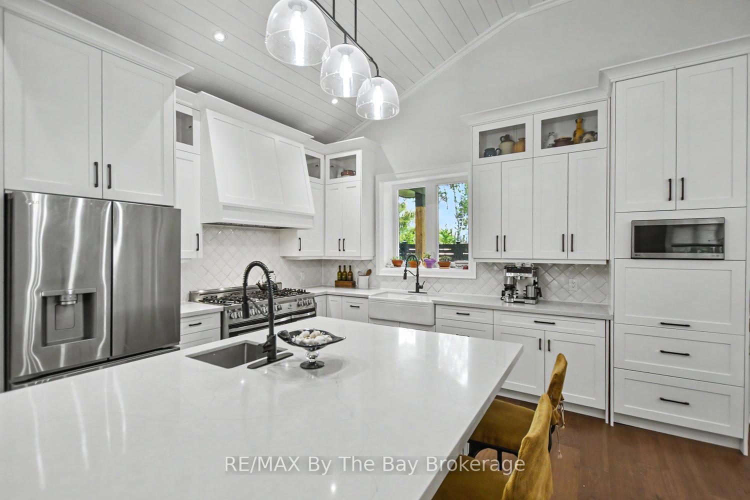 Photo 2 of 208 Thomas Street, Clearview, Stayner — HOMEH