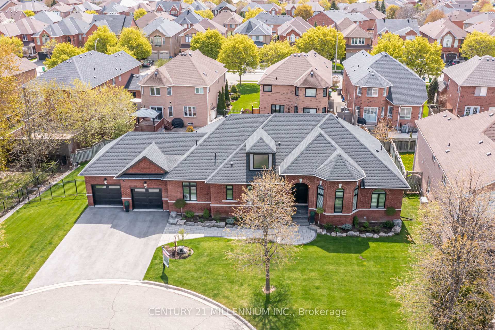 Photo 2 of 15 Bimmer Place, Brampton, Snelgrove — HOMEH