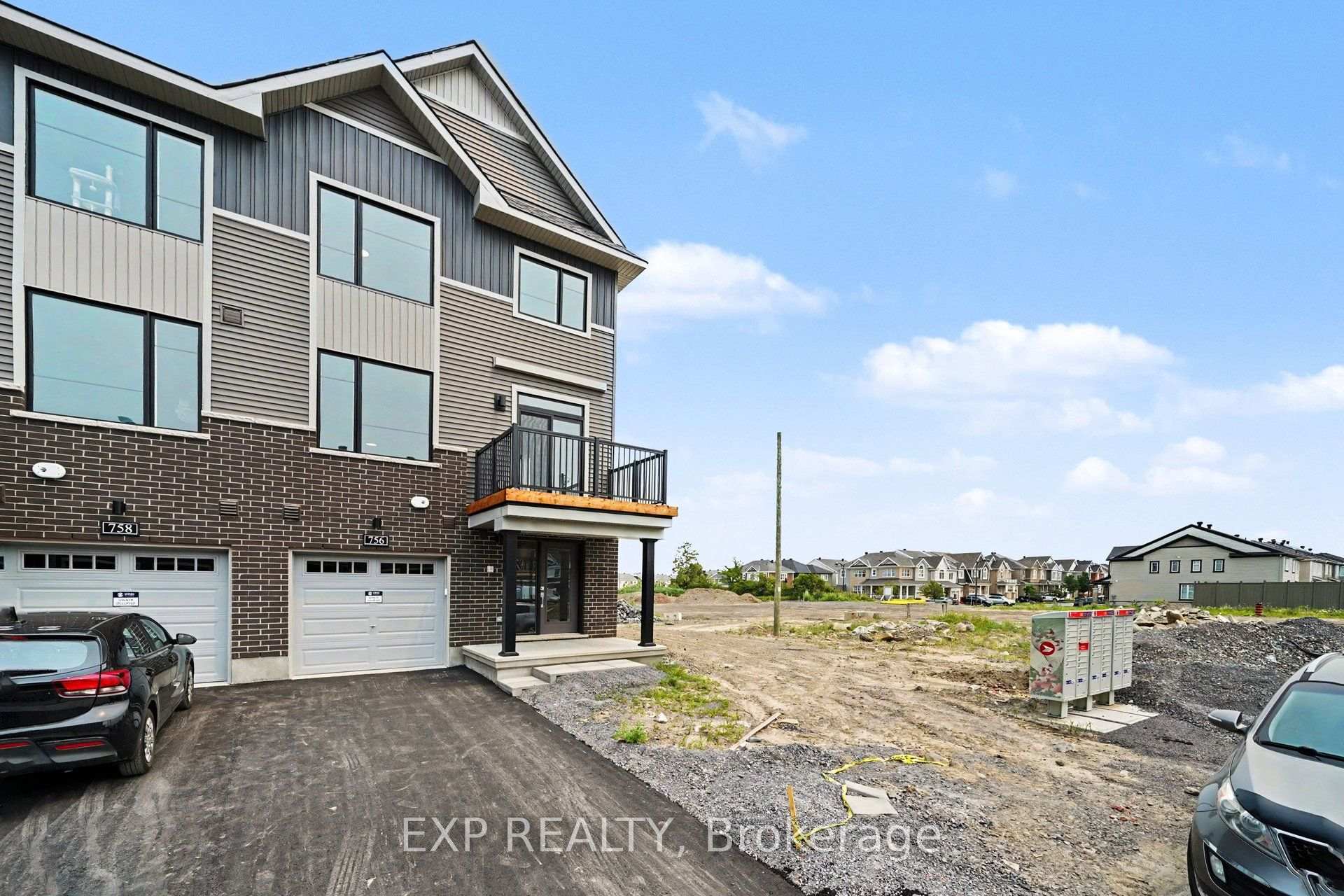 Photo 3 of 756 Tadpole Crescent, Ottawa, Barrhaven - Half Moon Bay — HOMEH