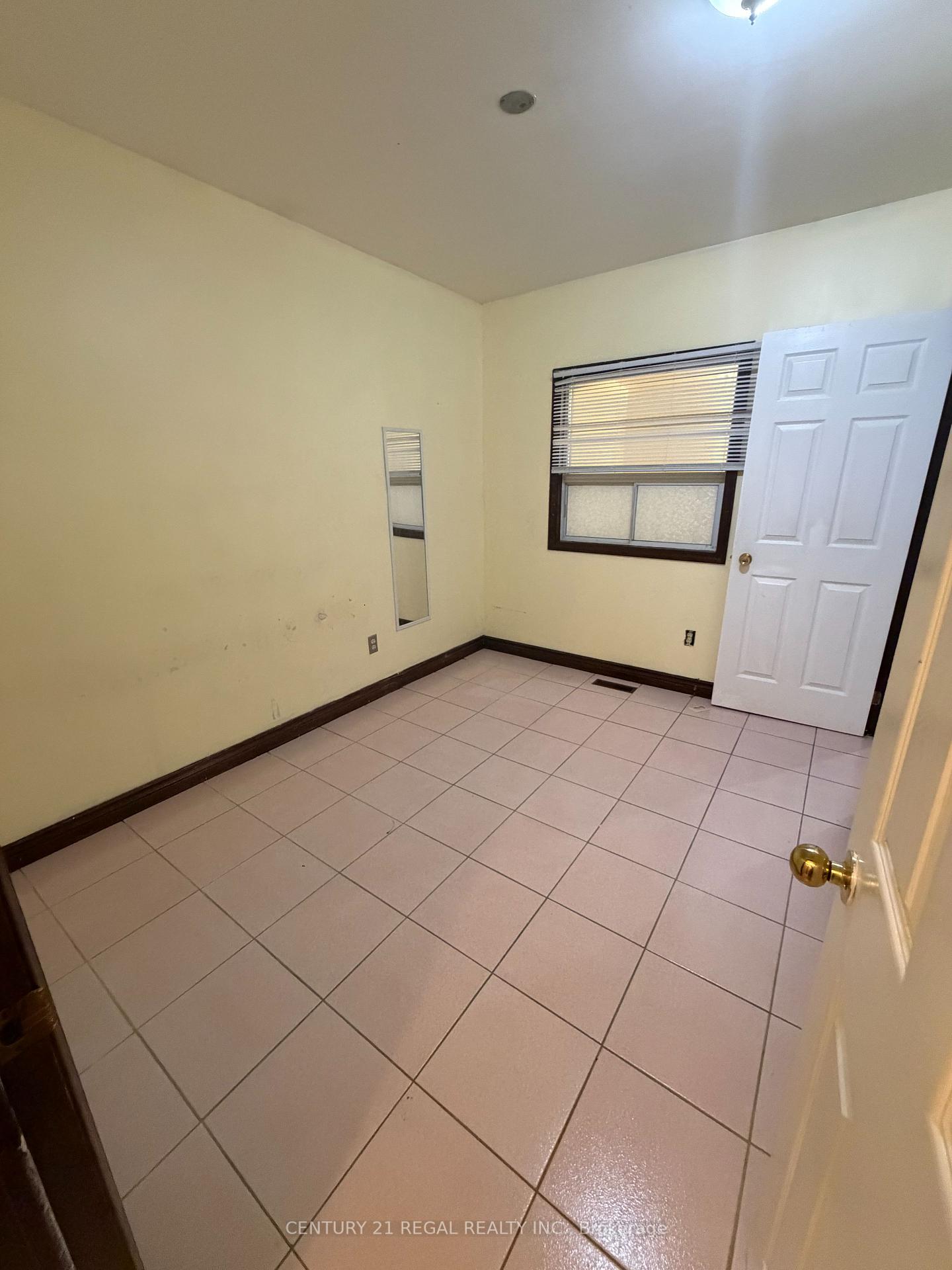 Photo 5 of 690 Jane Street, Toronto, Rockcliffe-Smythe — HOMEH
