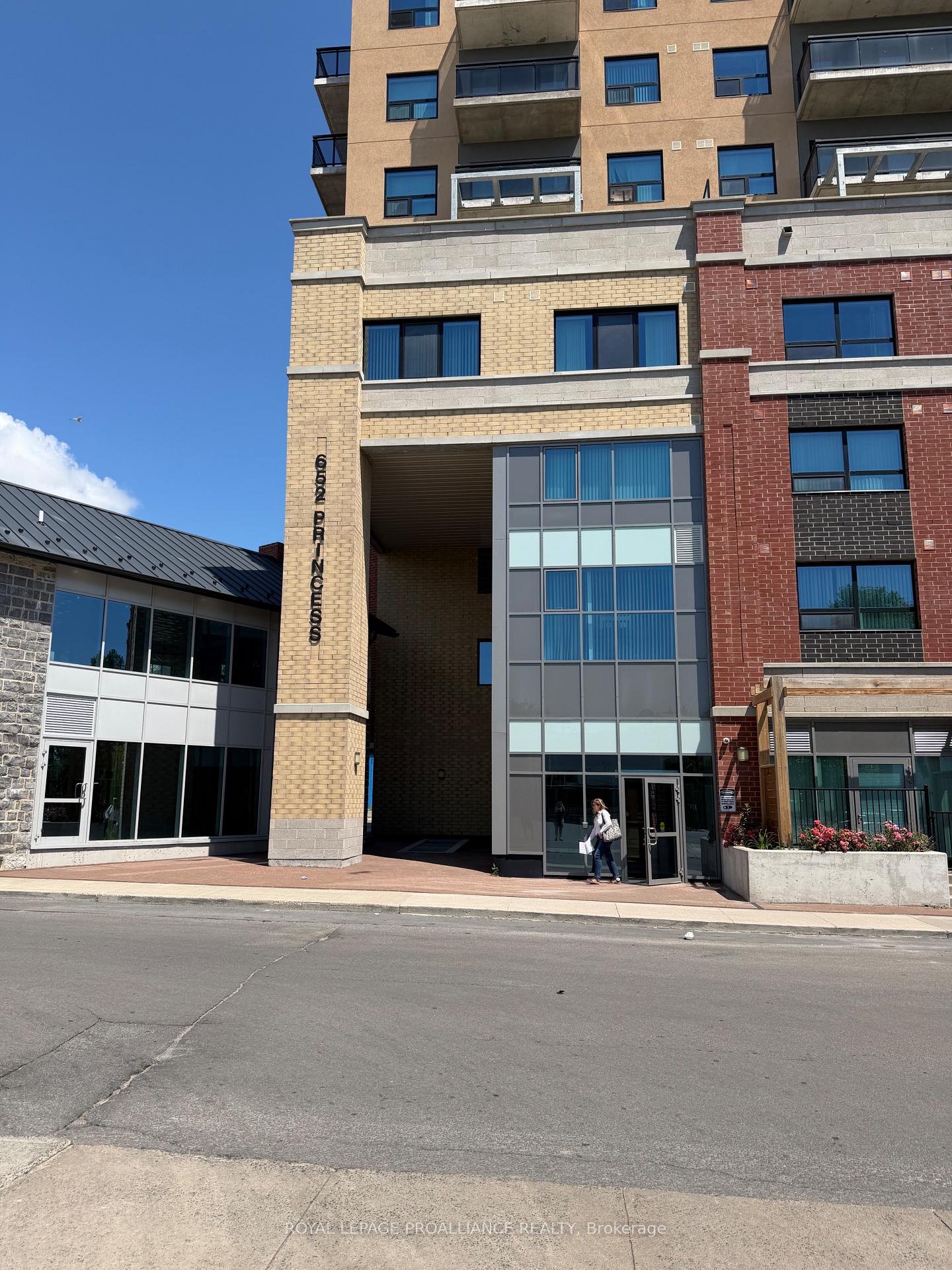 Photo 2 of Unit 913, 652 Princess Street, Kingston, Central City East — HOMEH