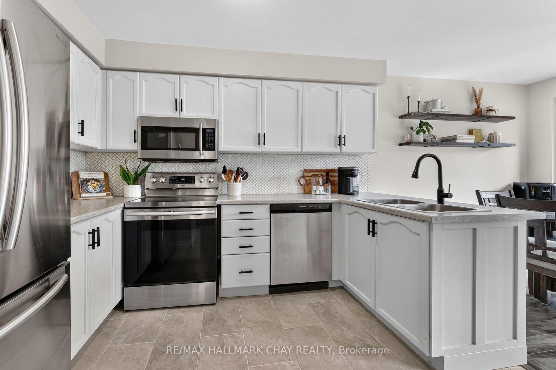 Photo 7 of 65 Pickett Crescent, Barrie, Painswick North — HOMEH